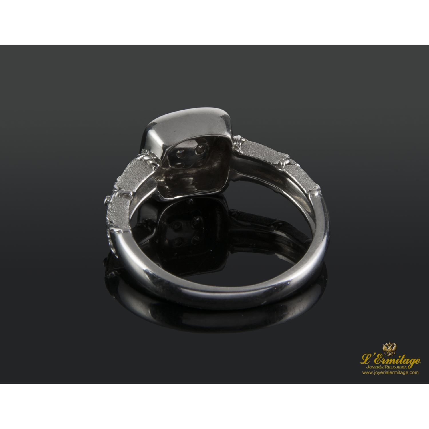 Sortija en oro blanco con cuajado de brillantes.