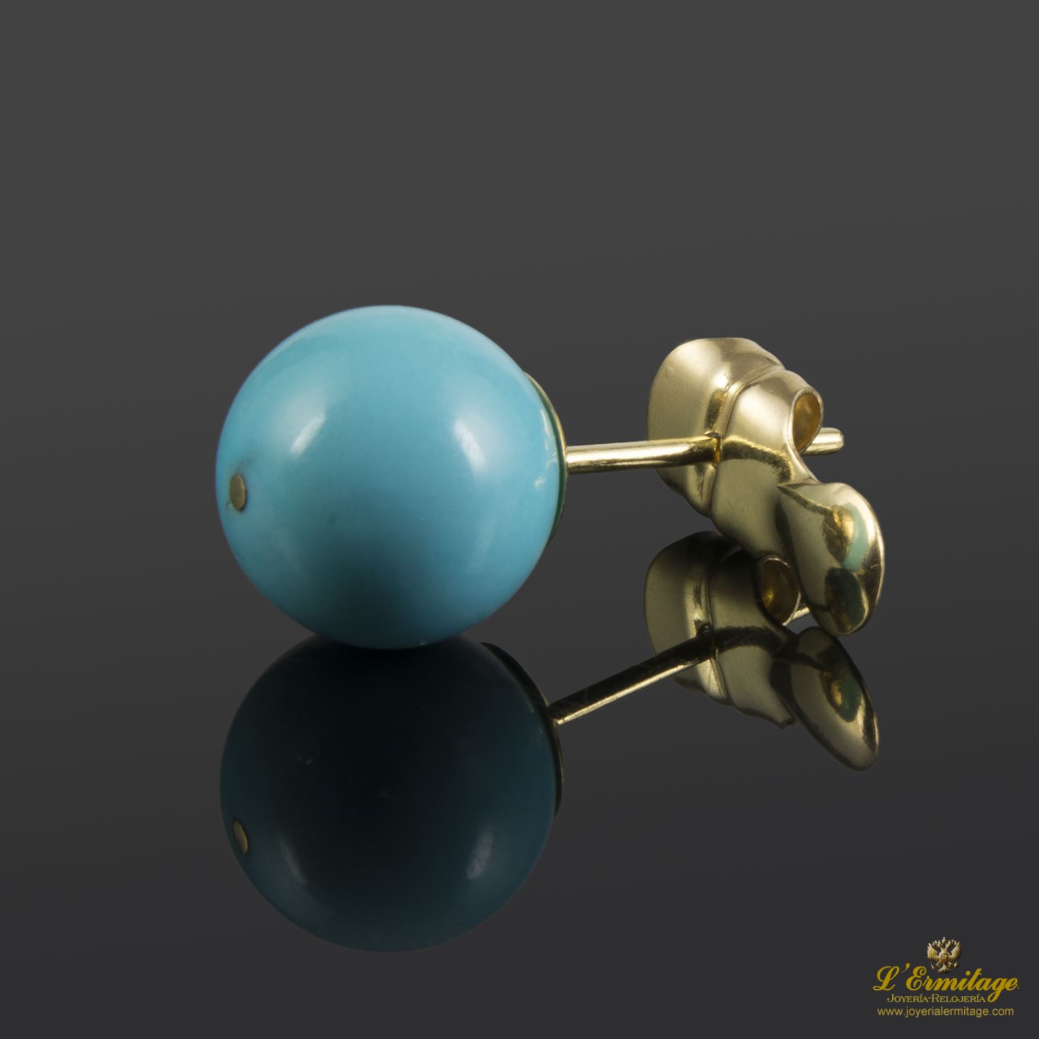 Pendientes realizados en oro amarillo y bolas de turquesa.