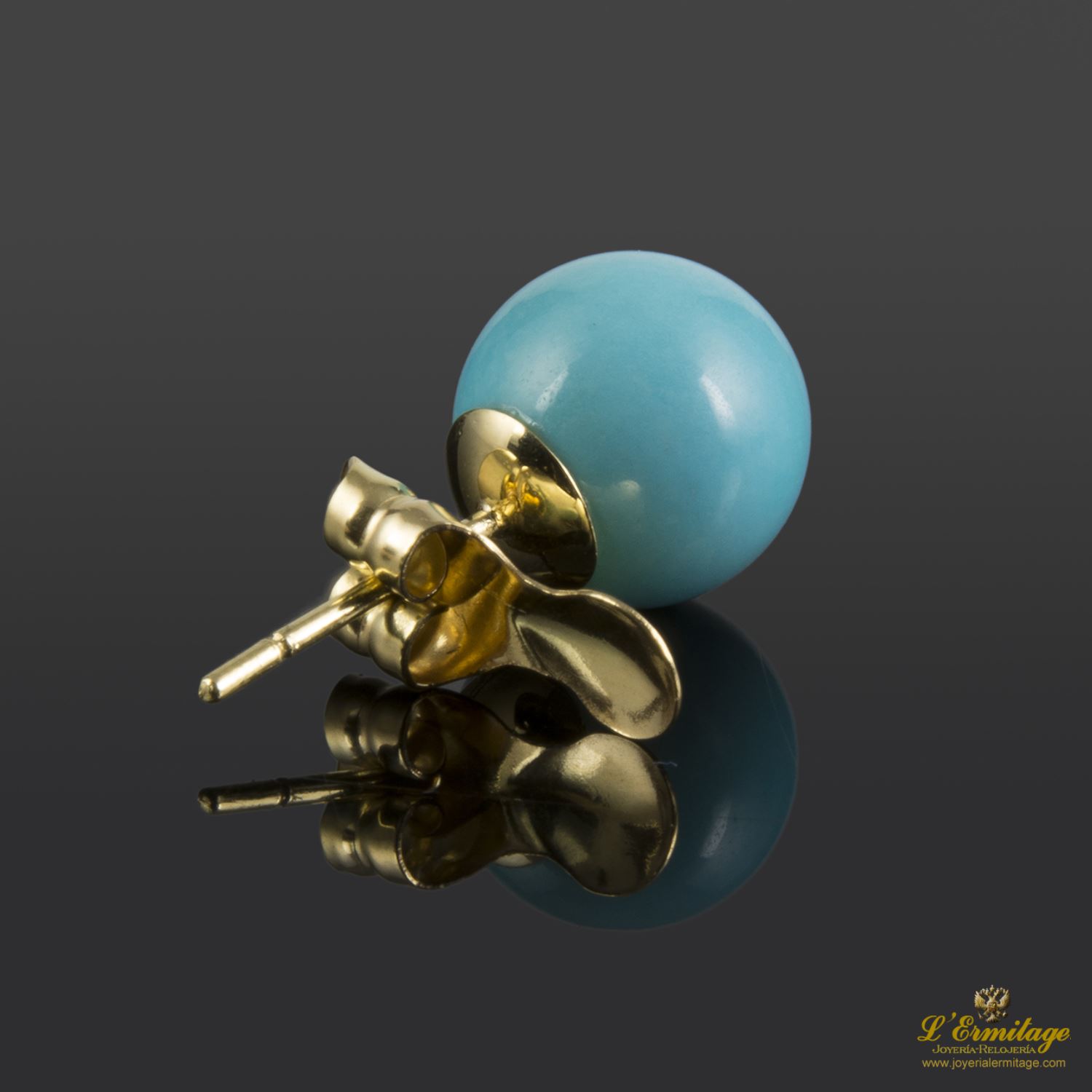 Pendientes realizados en oro amarillo y bolas de turquesa.