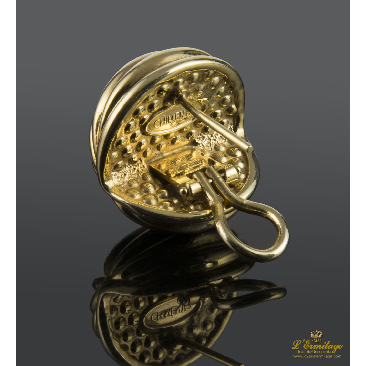 Pendientes en forma de media bola con gallones, realizados en oro amarillo.