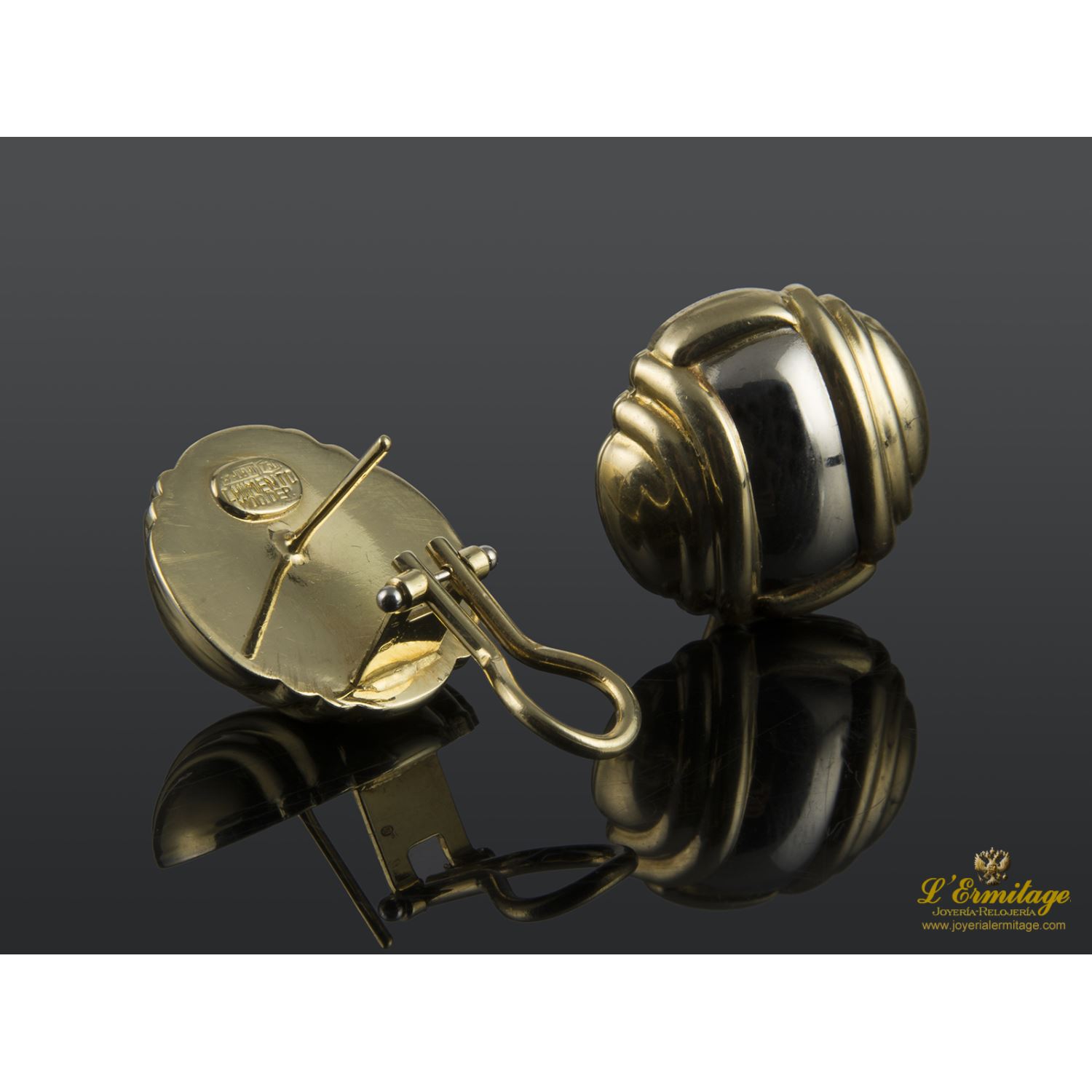 Pendientes en forma de media bola con gallones realizado en oro amarillo y oro blanco.