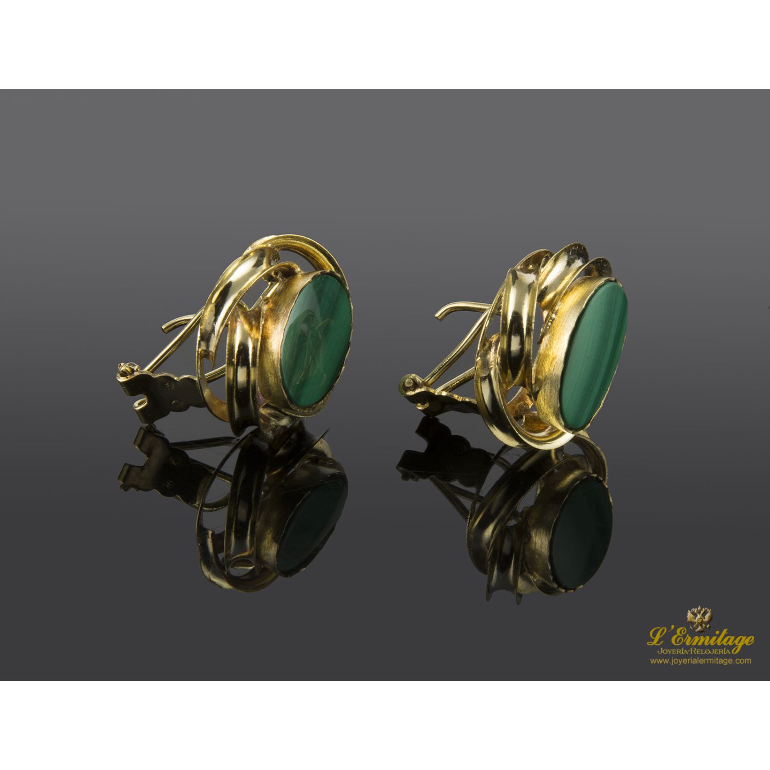 Pendientes realizados en oro amarillo con malaquitas talla oval