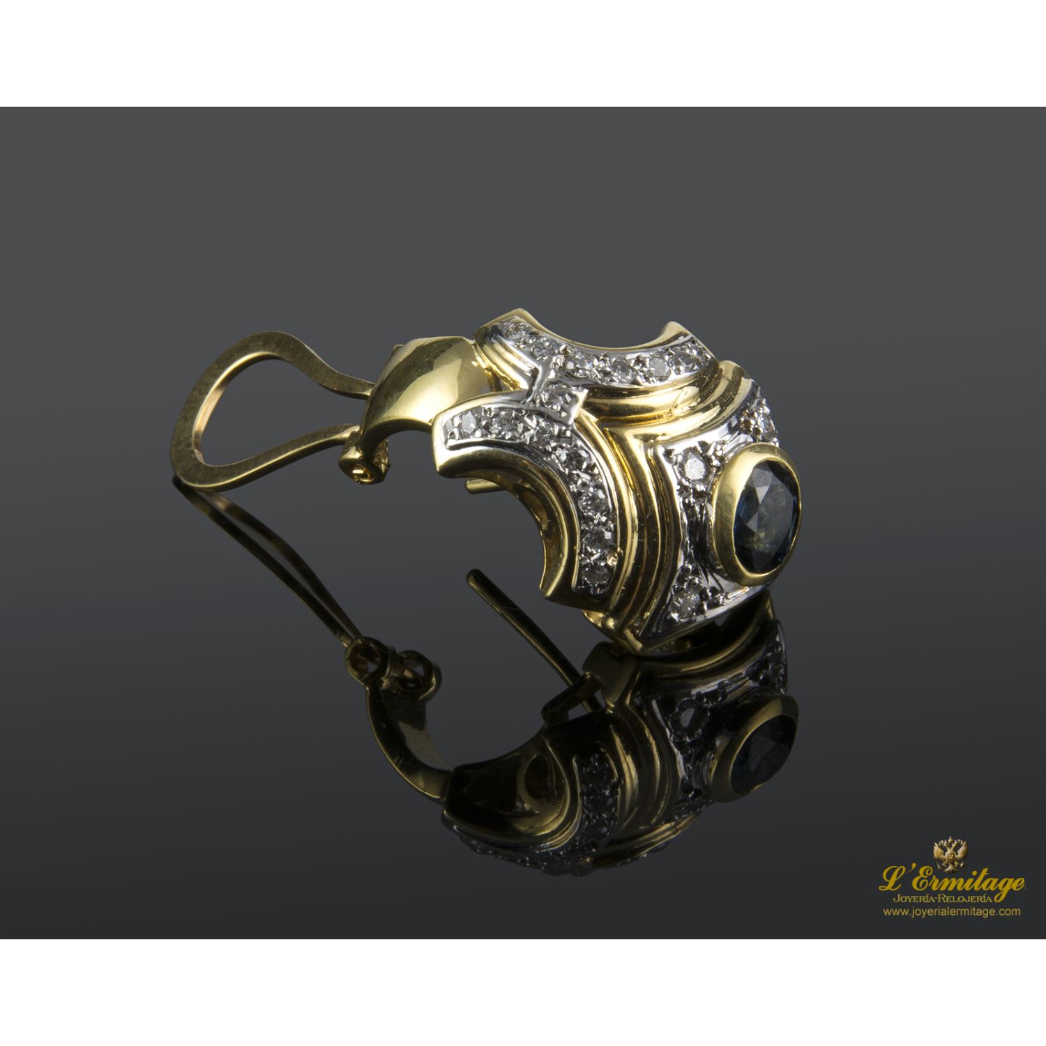 Pendientes en oro amarillo y oro blanco con zafiros y brillantes.