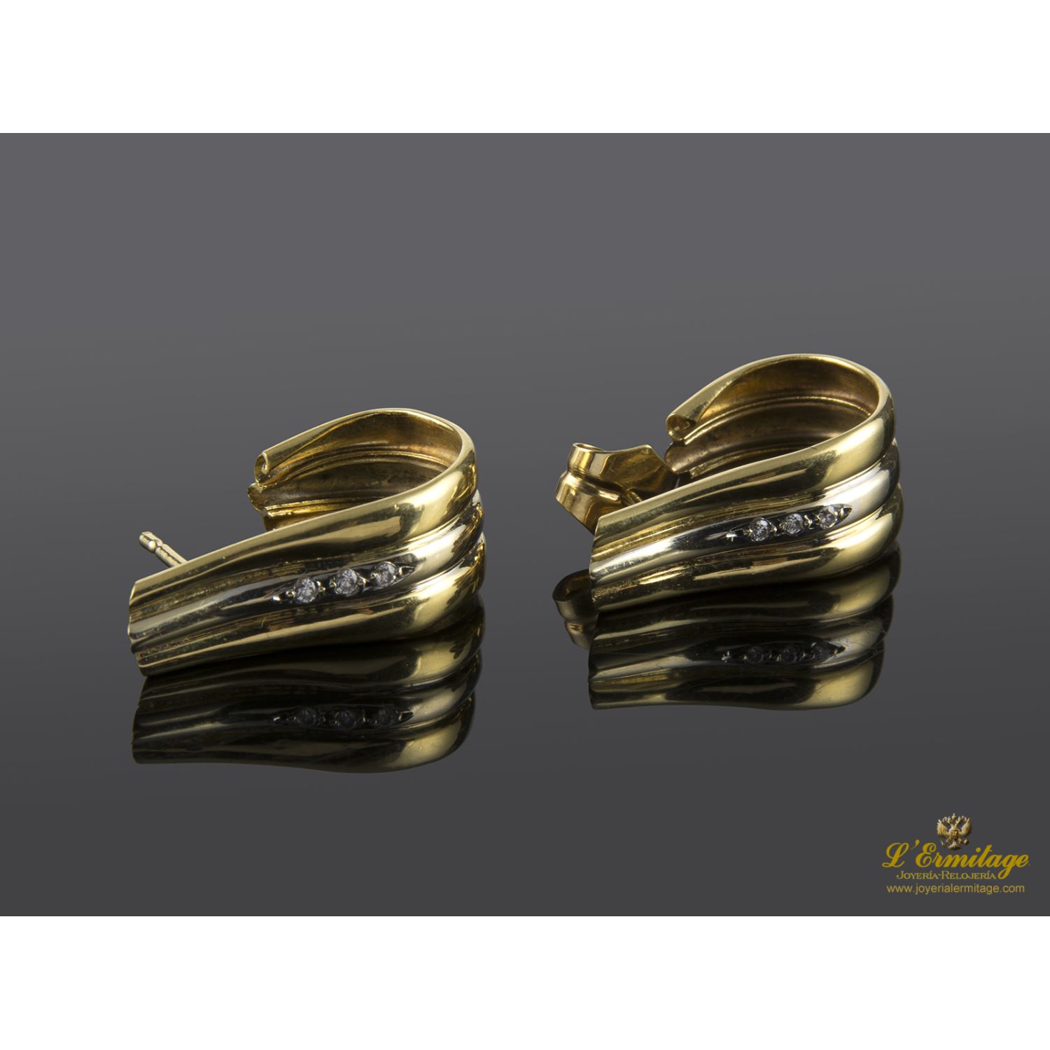 Pendientes realizados en oro amarillo y oro blanco con fila de zirconitas.