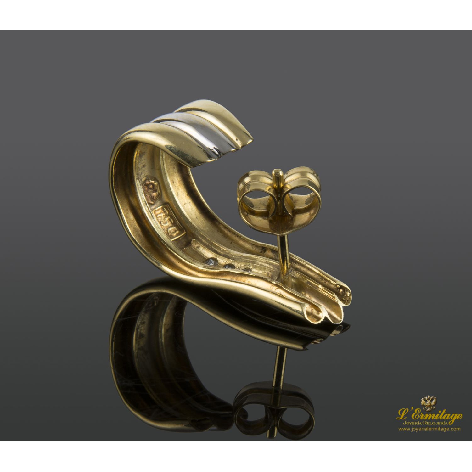 Pendientes realizados en oro amarillo y oro blanco con fila de zirconitas.