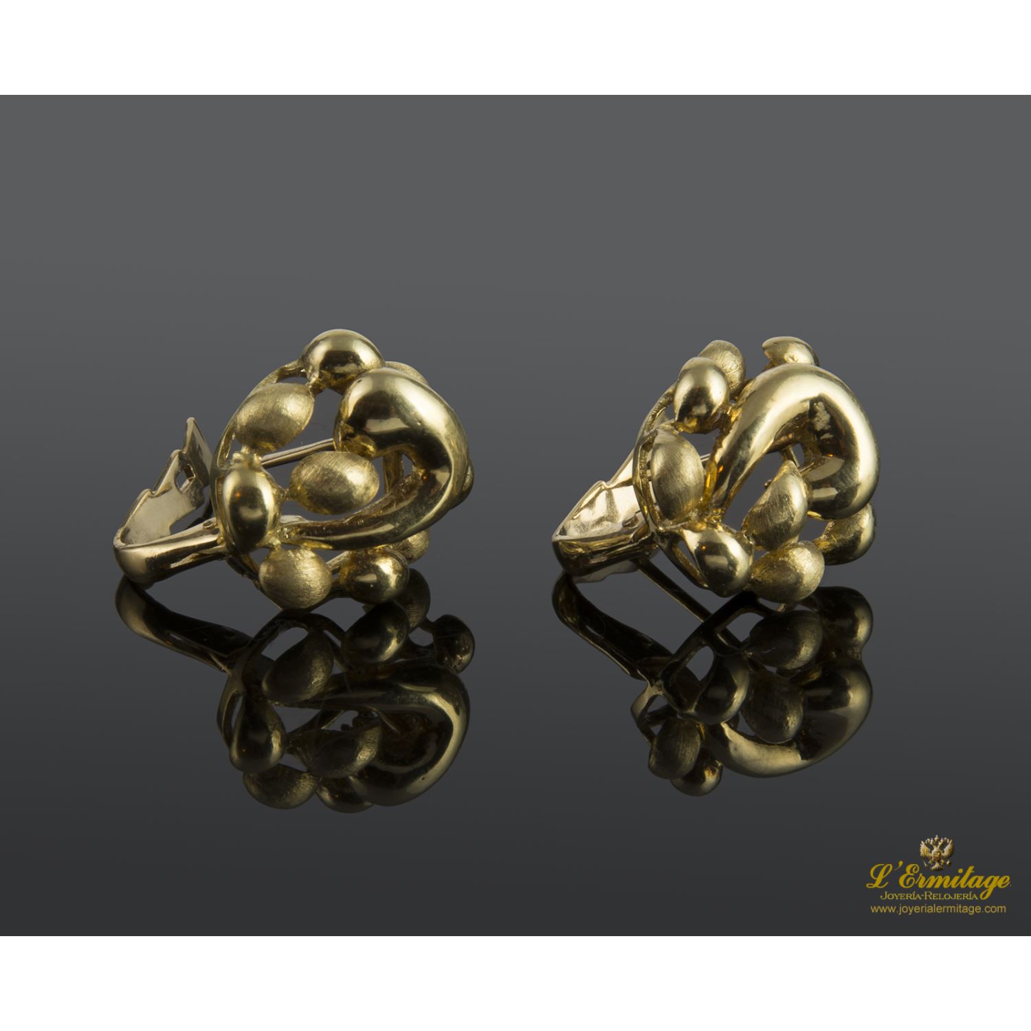 Pendientes realizados en oro amarillo con motivos en mate y brillo.