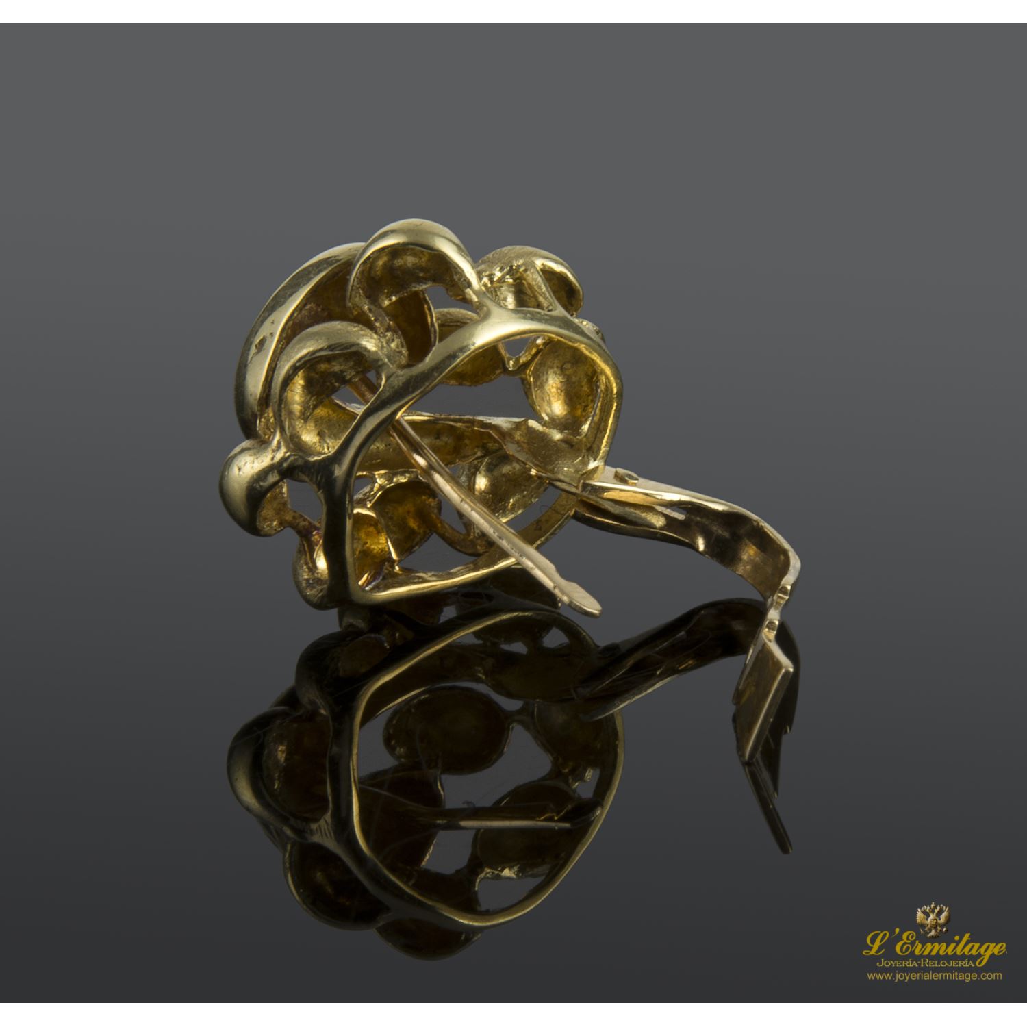 Pendientes realizados en oro amarillo con motivos en mate y brillo.