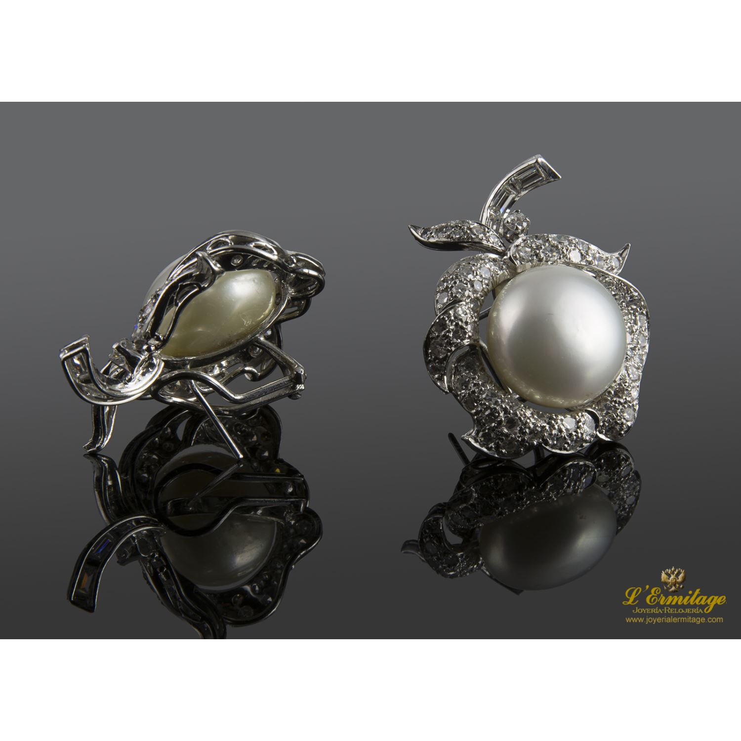 Pendientes en oro blanco con perlas y brillantes.