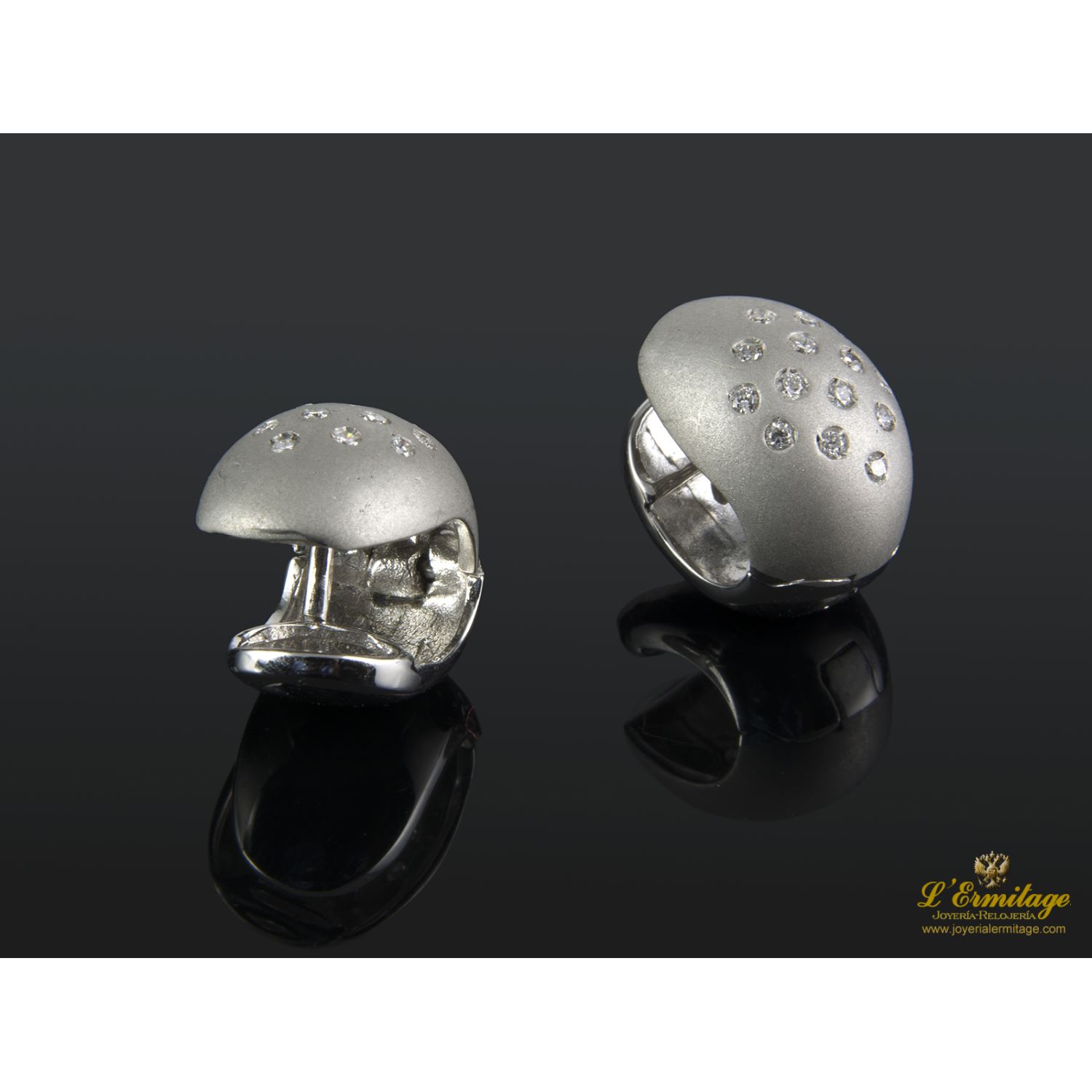 Pendientes bombe realizado en oro blanco con pulido a  mate y brillo. Presenta  brillantes.