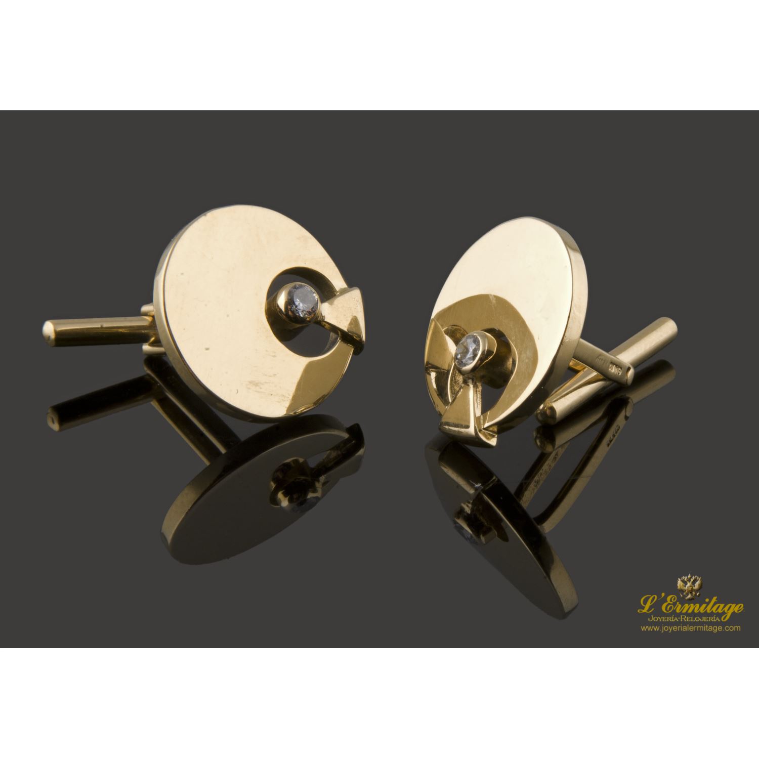 Gemelos redondos realizados en oro amarillo con circonitas.