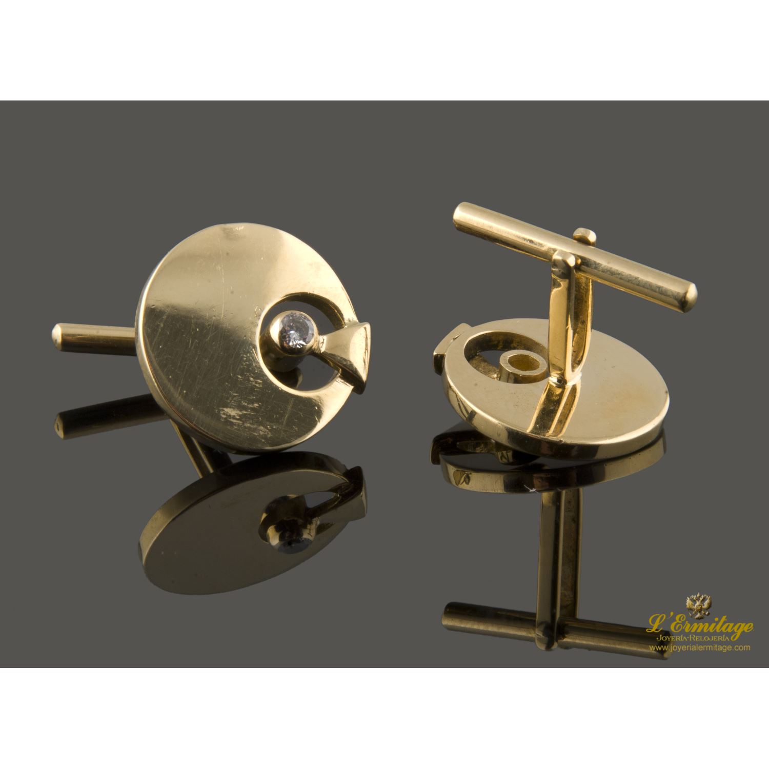 Gemelos redondos realizados en oro amarillo con circonitas.