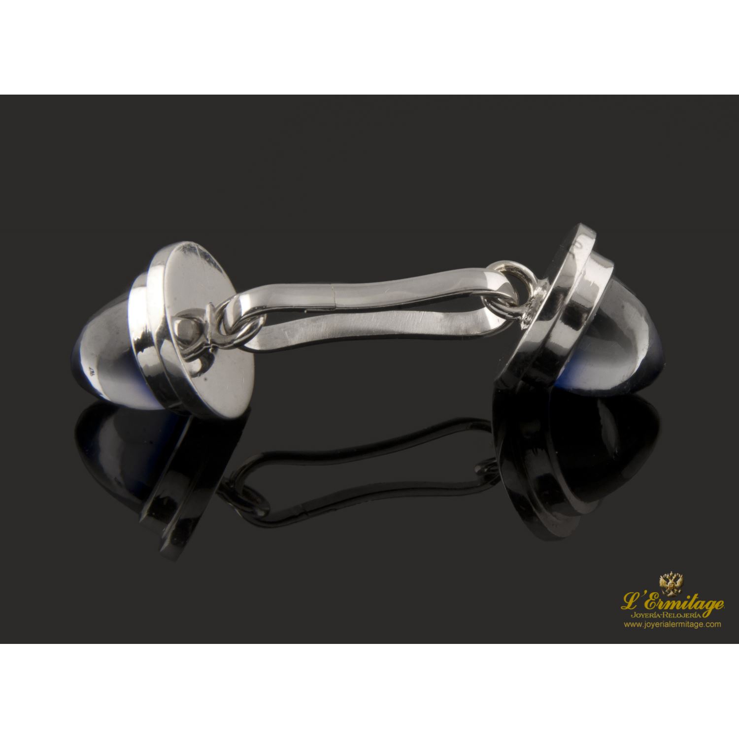Gemelos realizados en oro blanco y zafiros.
