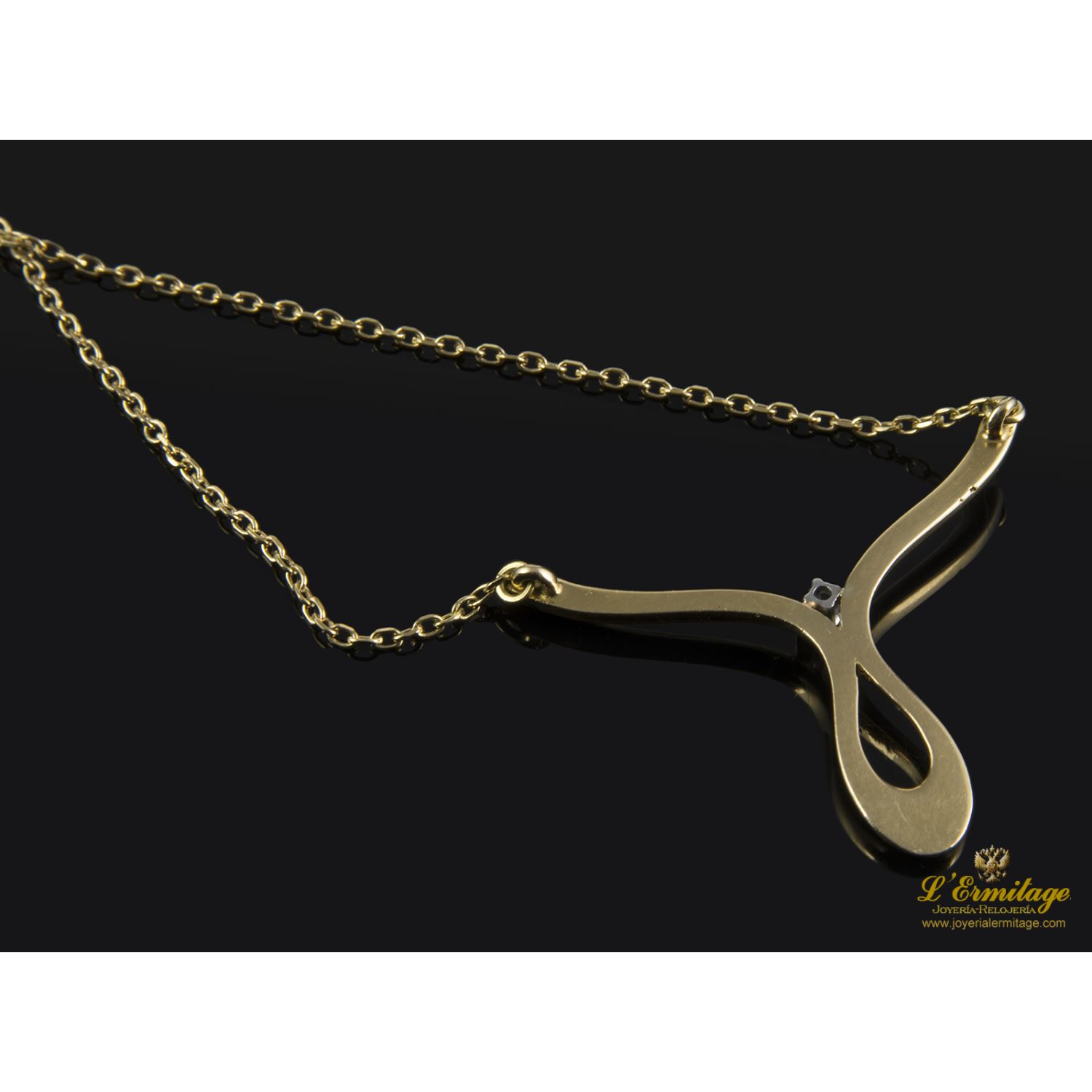 Collar realizado en oro amarillo con un brillante.