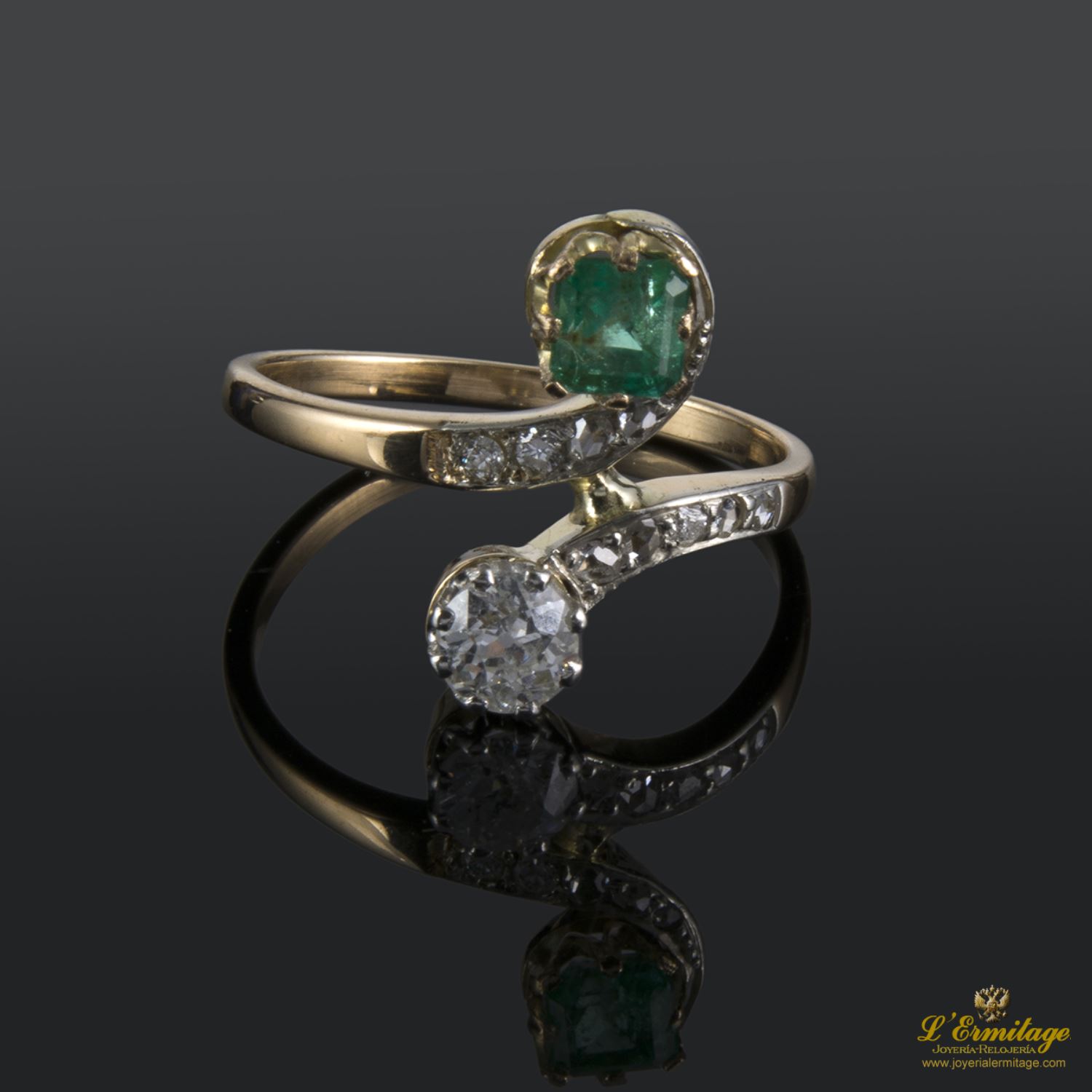 Sortija tu y yo realizada en oro amarillo con una esmeralda y un brillante