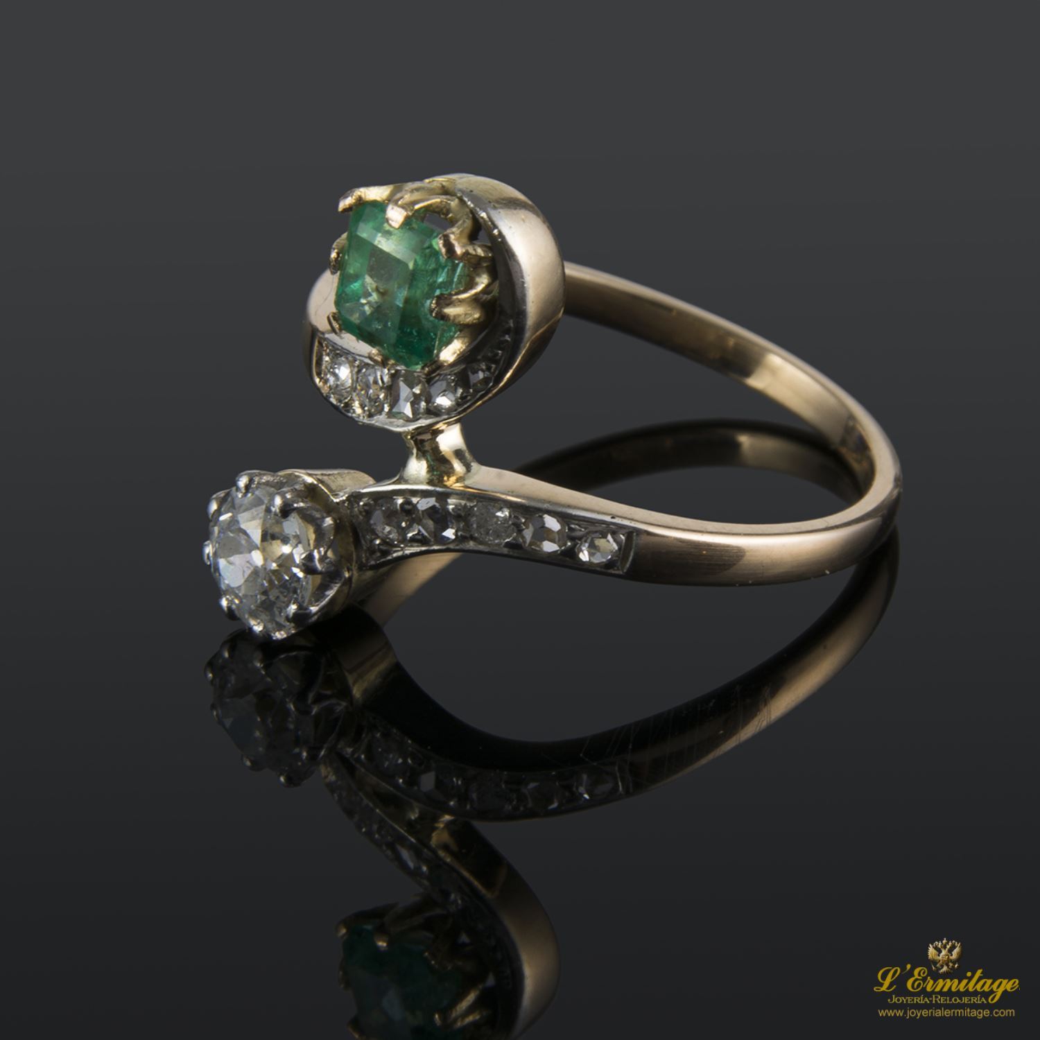 Sortija tu y yo realizada en oro amarillo con una esmeralda y un brillante