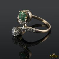 Sortija tu y yo realizada en oro amarillo con una esmeralda y un brillante