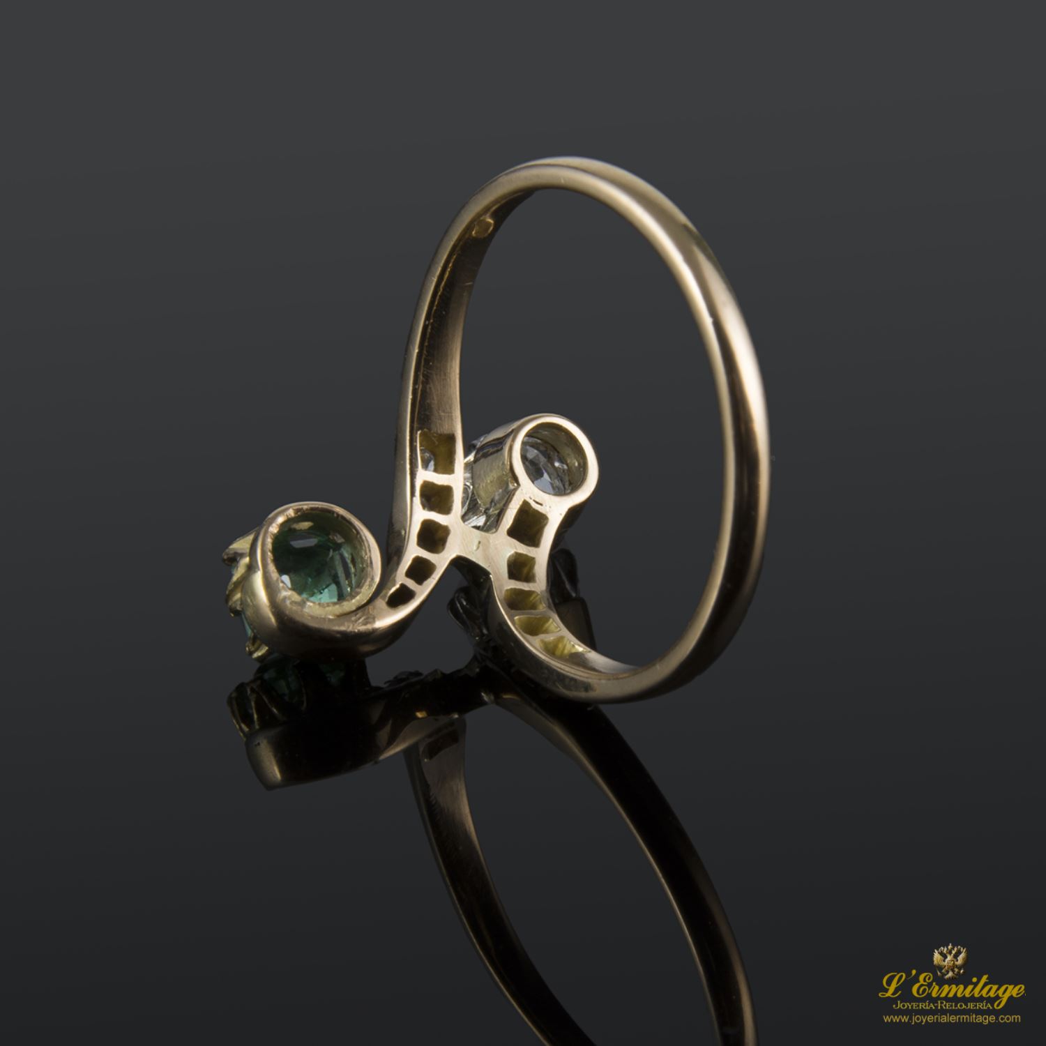 Sortija tu y yo realizada en oro amarillo con una esmeralda y un brillante