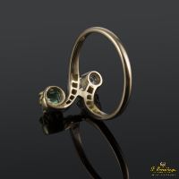 Sortija tu y yo realizada en oro amarillo con una esmeralda y un brillante