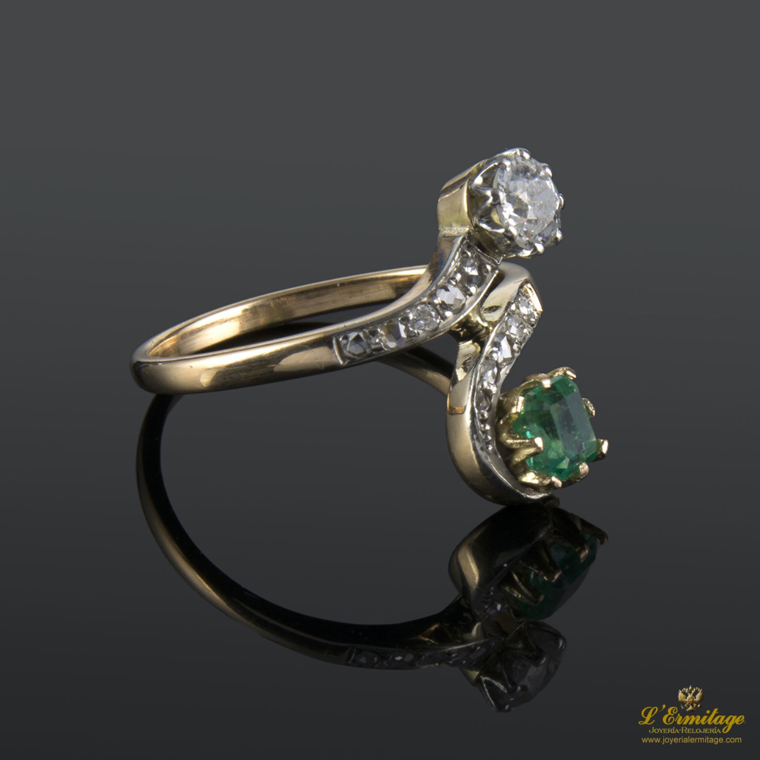 Sortija tu y yo realizada en oro amarillo con una esmeralda y un brillante