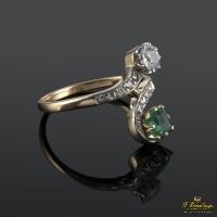 Sortija tu y yo realizada en oro amarillo con una esmeralda y un brillante