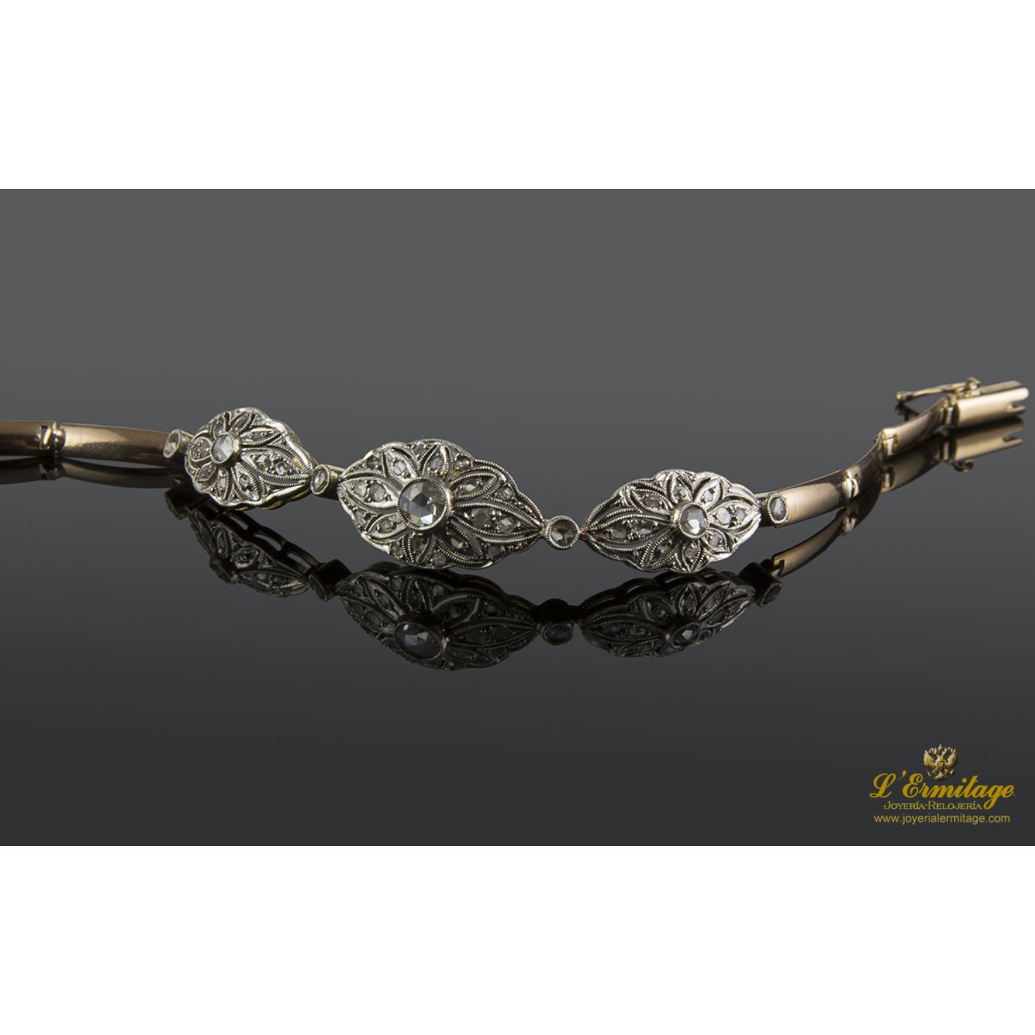 Pulsera realizada en oro amarillo y oro blanco con tres motivos ovales con diamantes, pp del siglo xx.