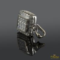Colgante cuadrado realizado en oro blanco. Con cuajado de diamantes y orla de brillantes.