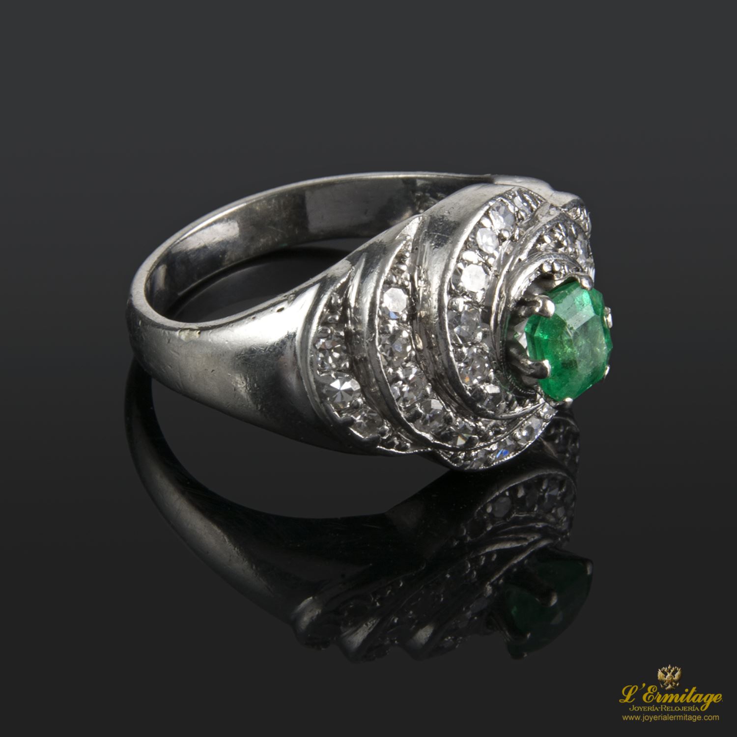 Sortija en oro blanco con esmeralda y brillantes