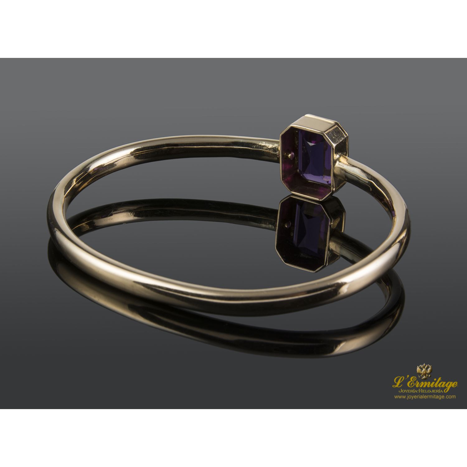 Pulsera rígida realizada en oro amarillo con un corindón.