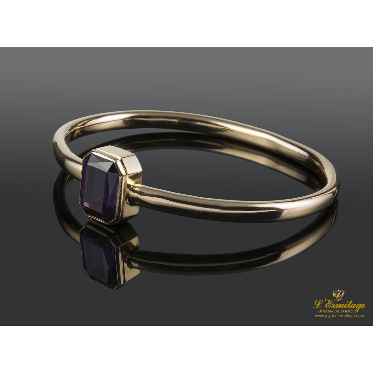 Pulsera rígida realizada en oro amarillo con un corindón.