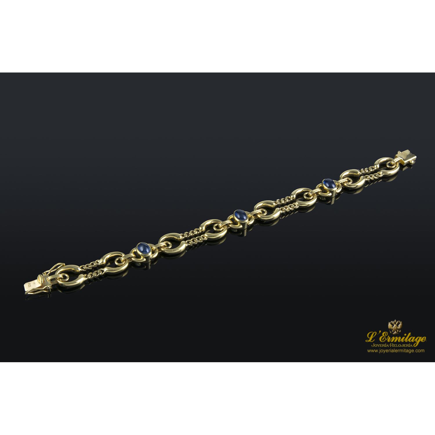 Pulsera realizada en oro amarillo. Presenta zafiros naturales.