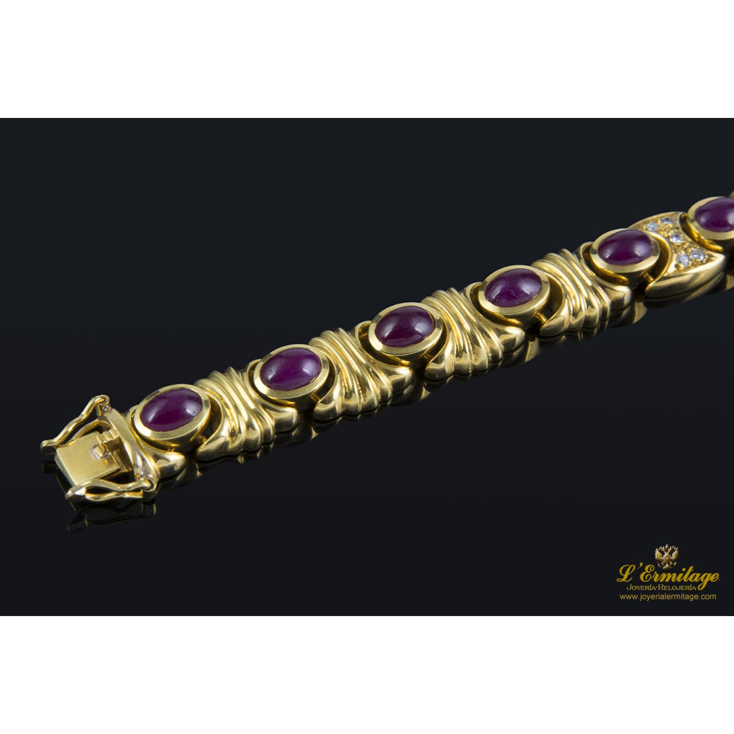 Pulsera realizada en oro amarillo con rubíes y brillantes.