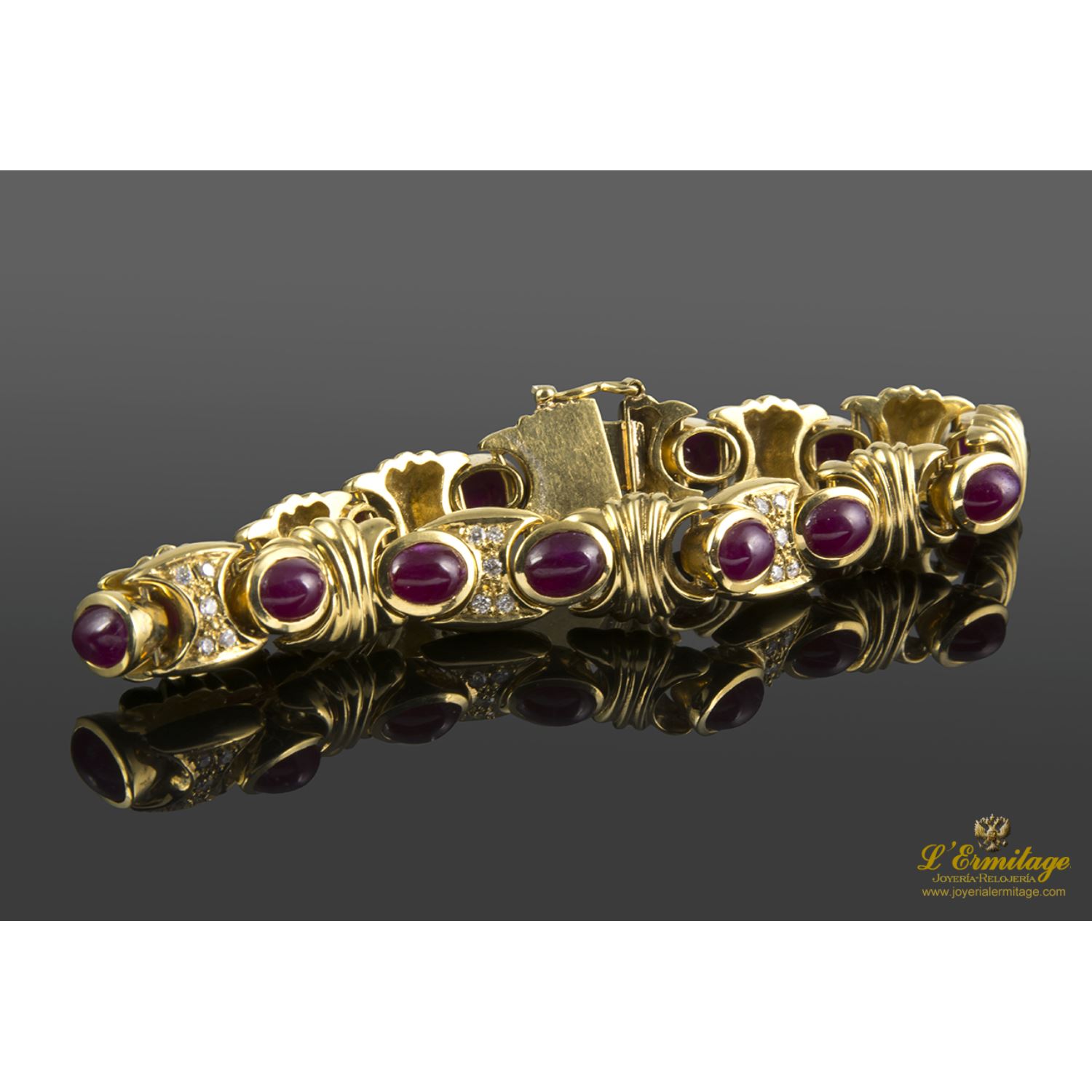 Pulsera realizada en oro amarillo con rubíes y brillantes.