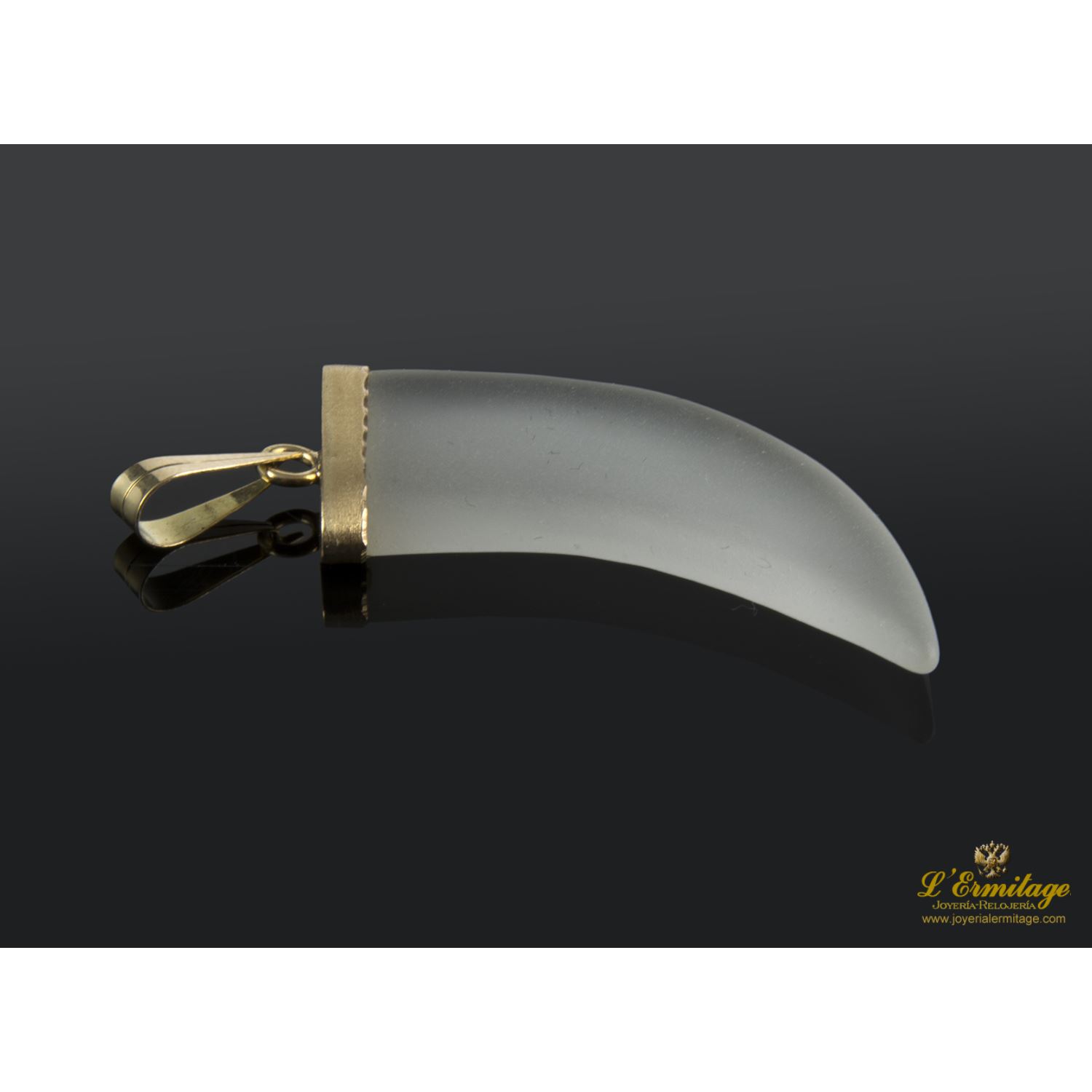 Colgante con cuarzo hialino en forma de colmillo montado en oro amarillo.