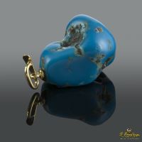 Colgante con una howlita montada en oro amarillo.