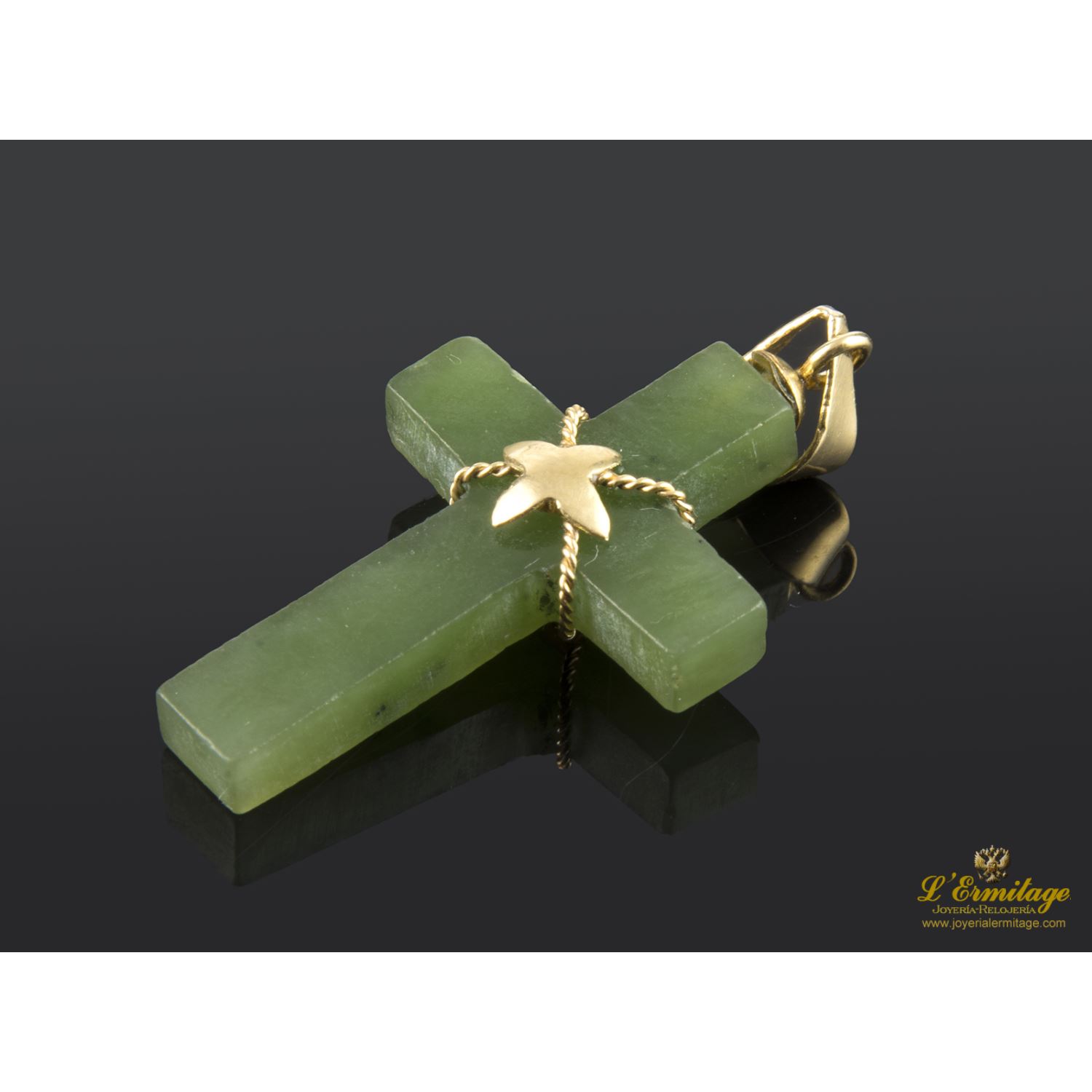 Colgante de jade en forma de cruz montada en oro amarillo.