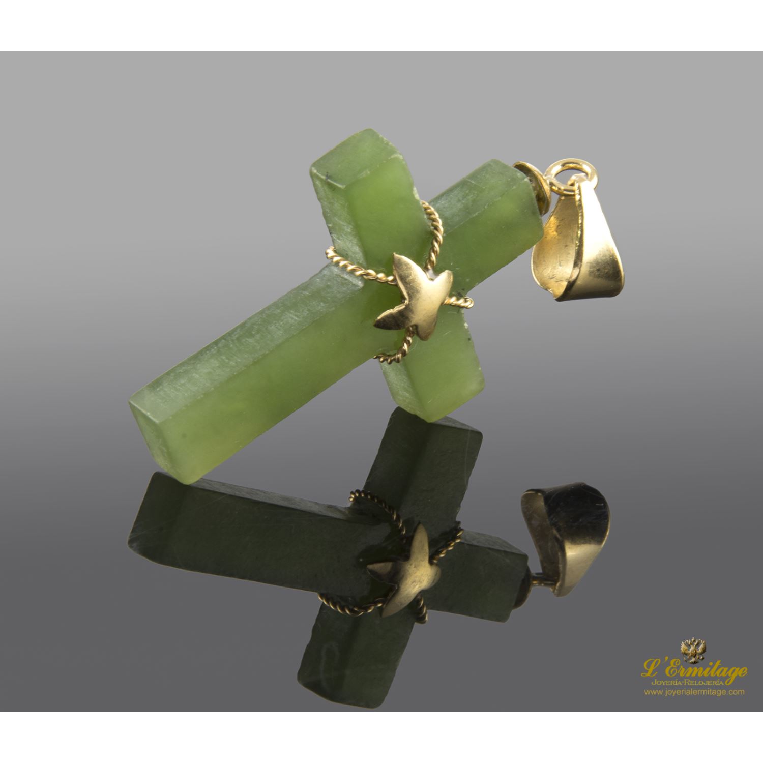 Colgante de jade en forma de cruz montada en oro amarillo.