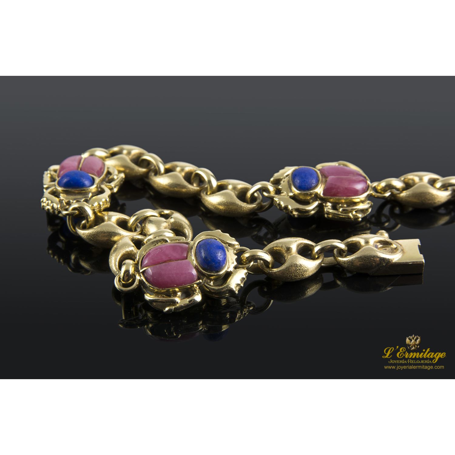 Pulsera realizada en oro amarillo con escarabajos en lapislázuli y rodocrosita.