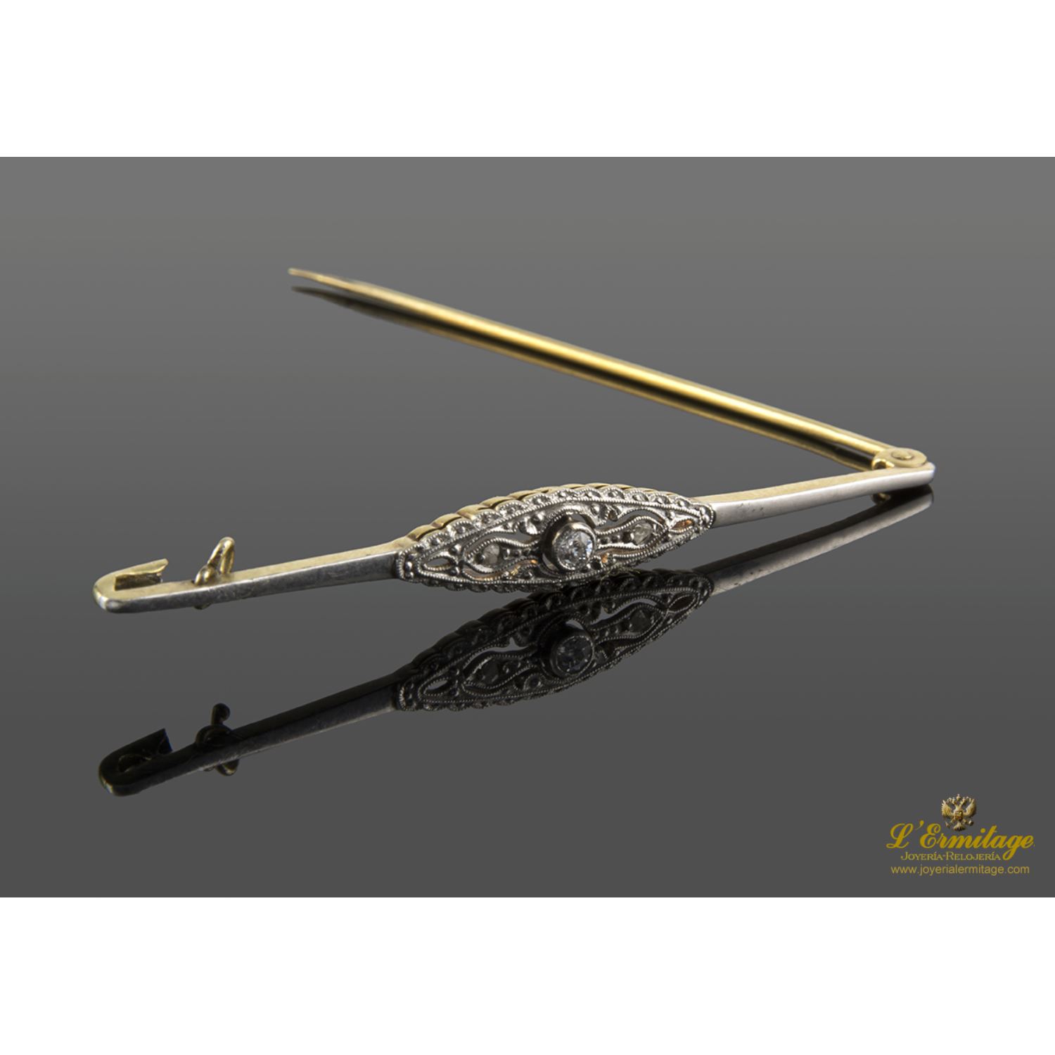 Broche-alfiler antiguo oro amarillo y plata con diamantes.