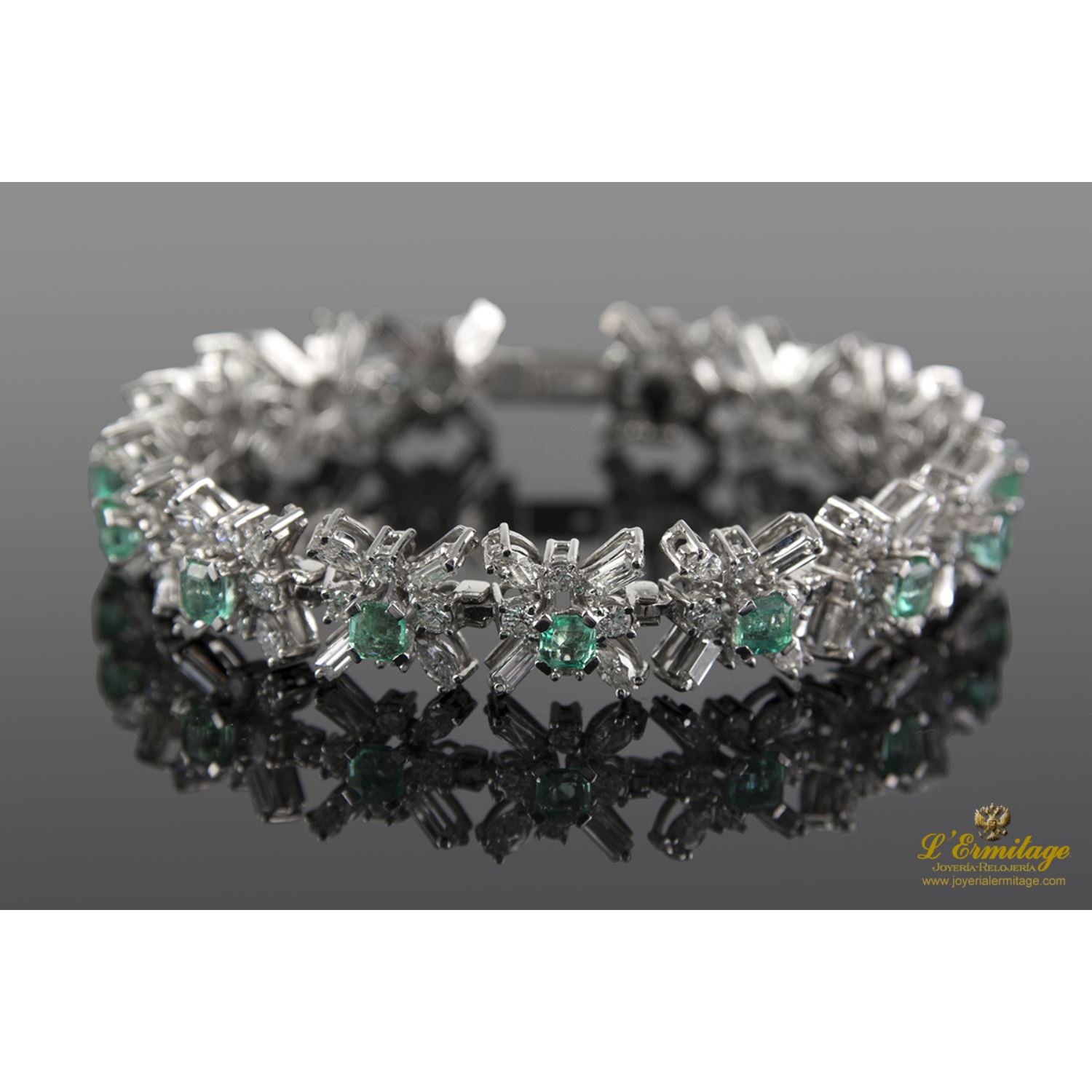 Pulsera oro blanco esmeraldas y diamantes.
