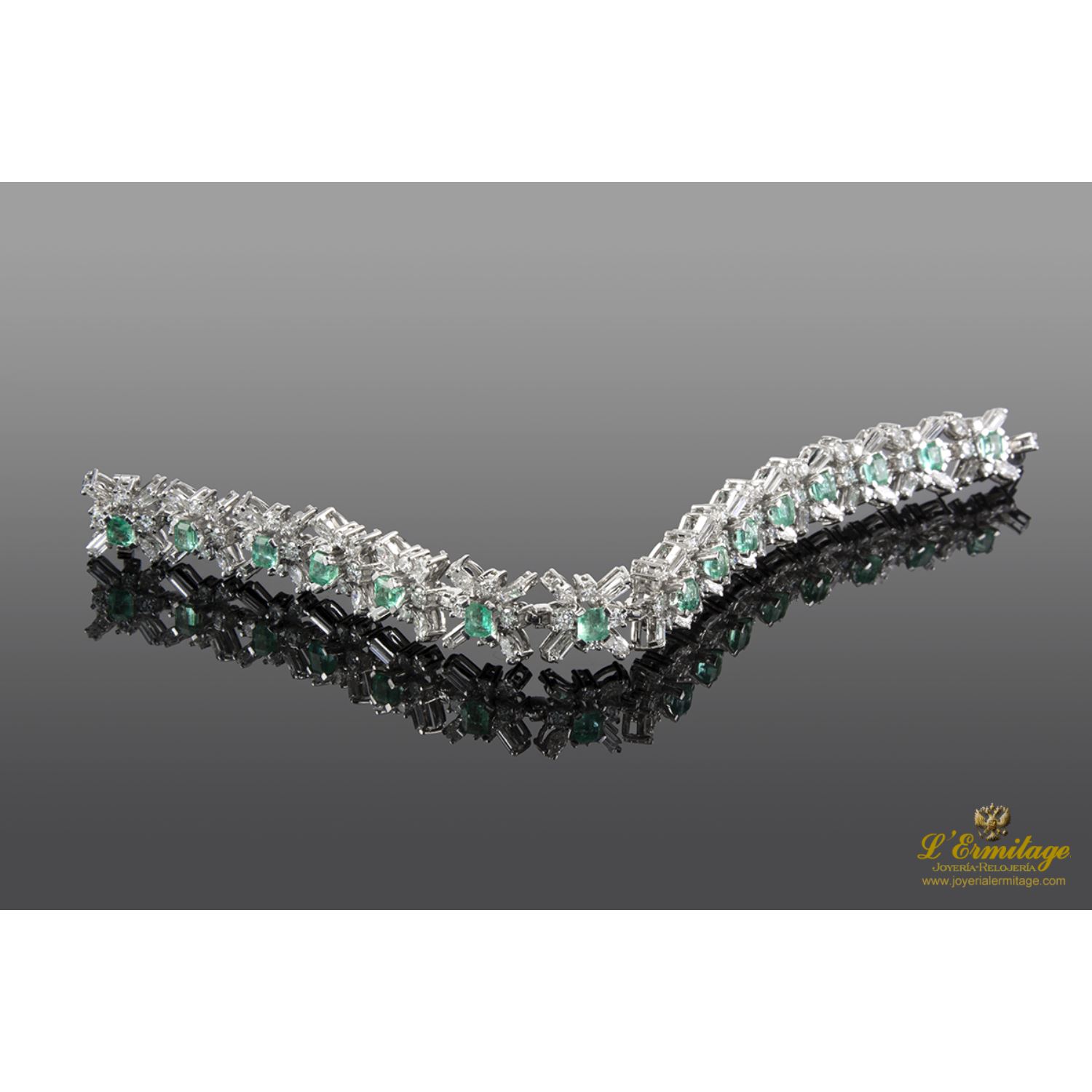 Pulsera oro blanco esmeraldas y diamantes.