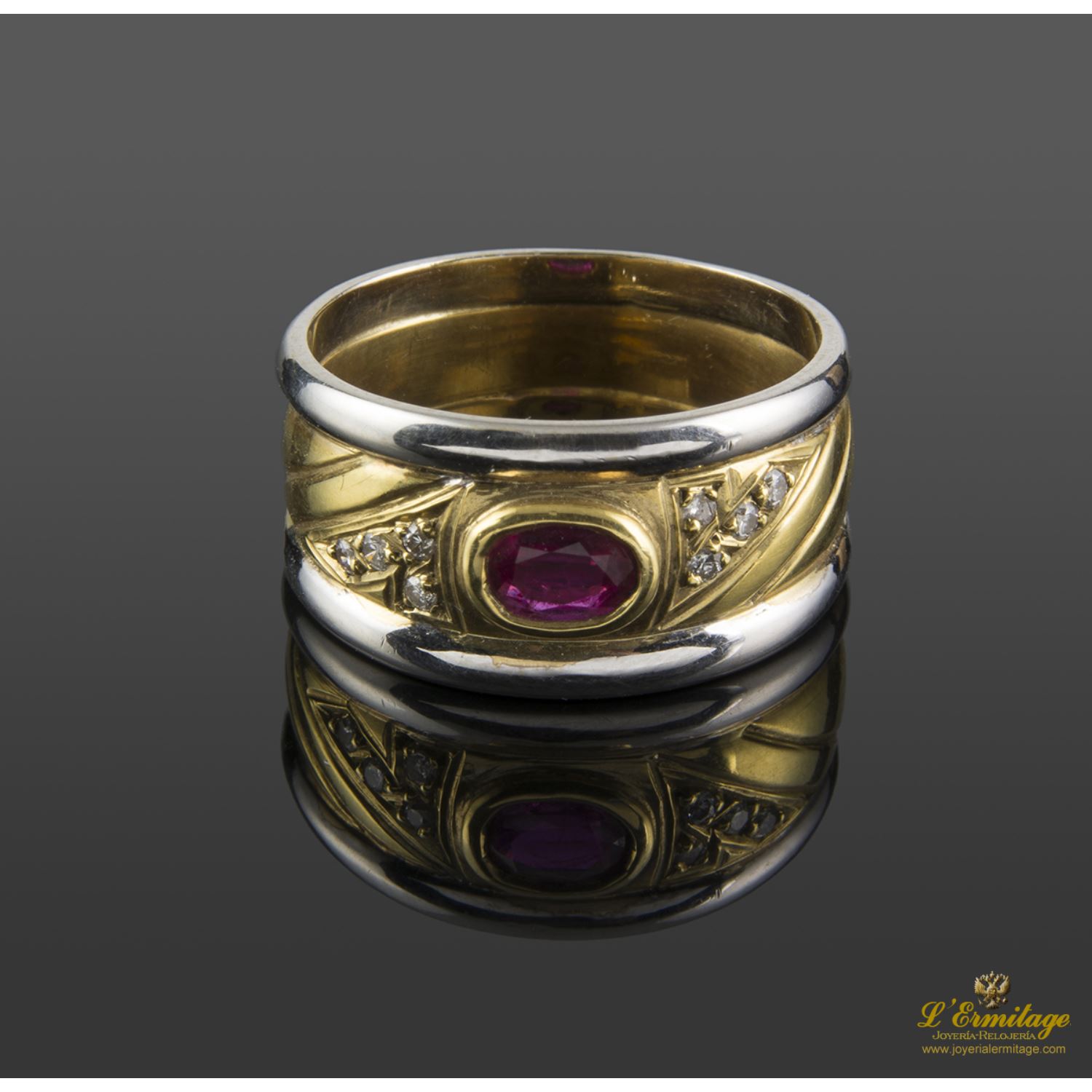 Sortija oro amarillo oro blanco rubí cabuchón y diamantes.