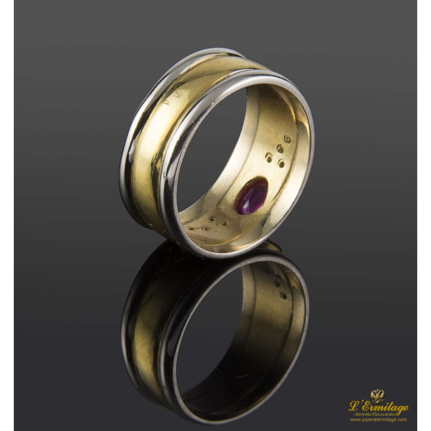 Sortija oro amarillo oro blanco rubí cabuchón y diamantes.