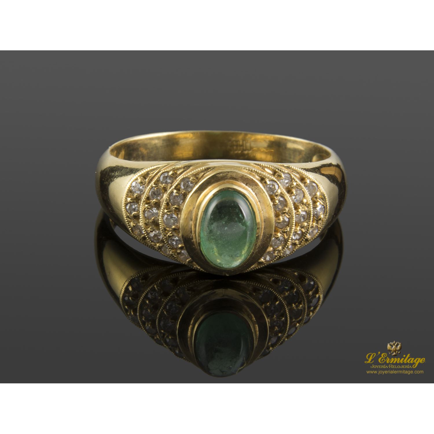 Sortija realizada en oro amarillo con una esmeralda y brillantes