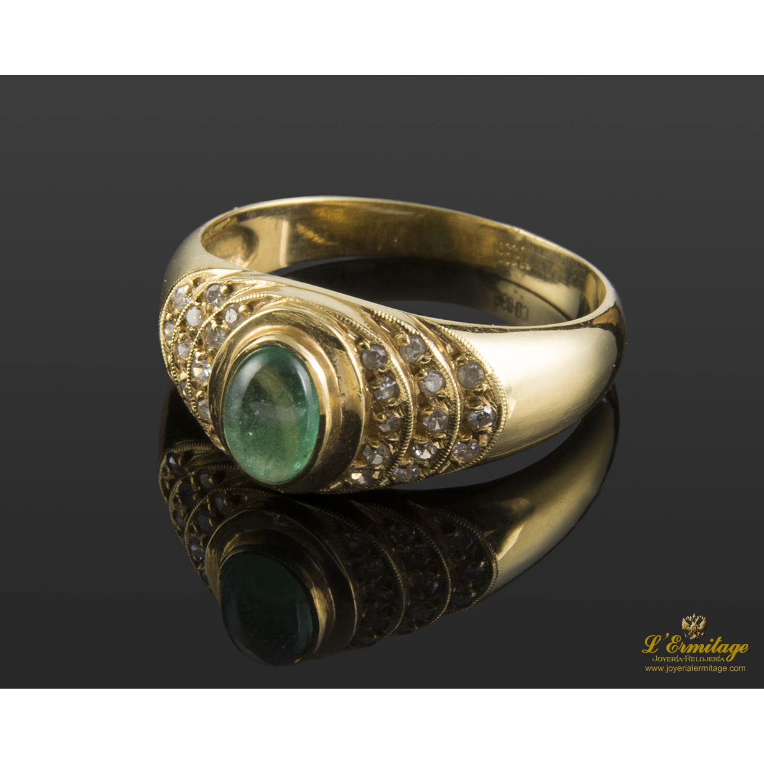 Sortija realizada en oro amarillo con una esmeralda y brillantes