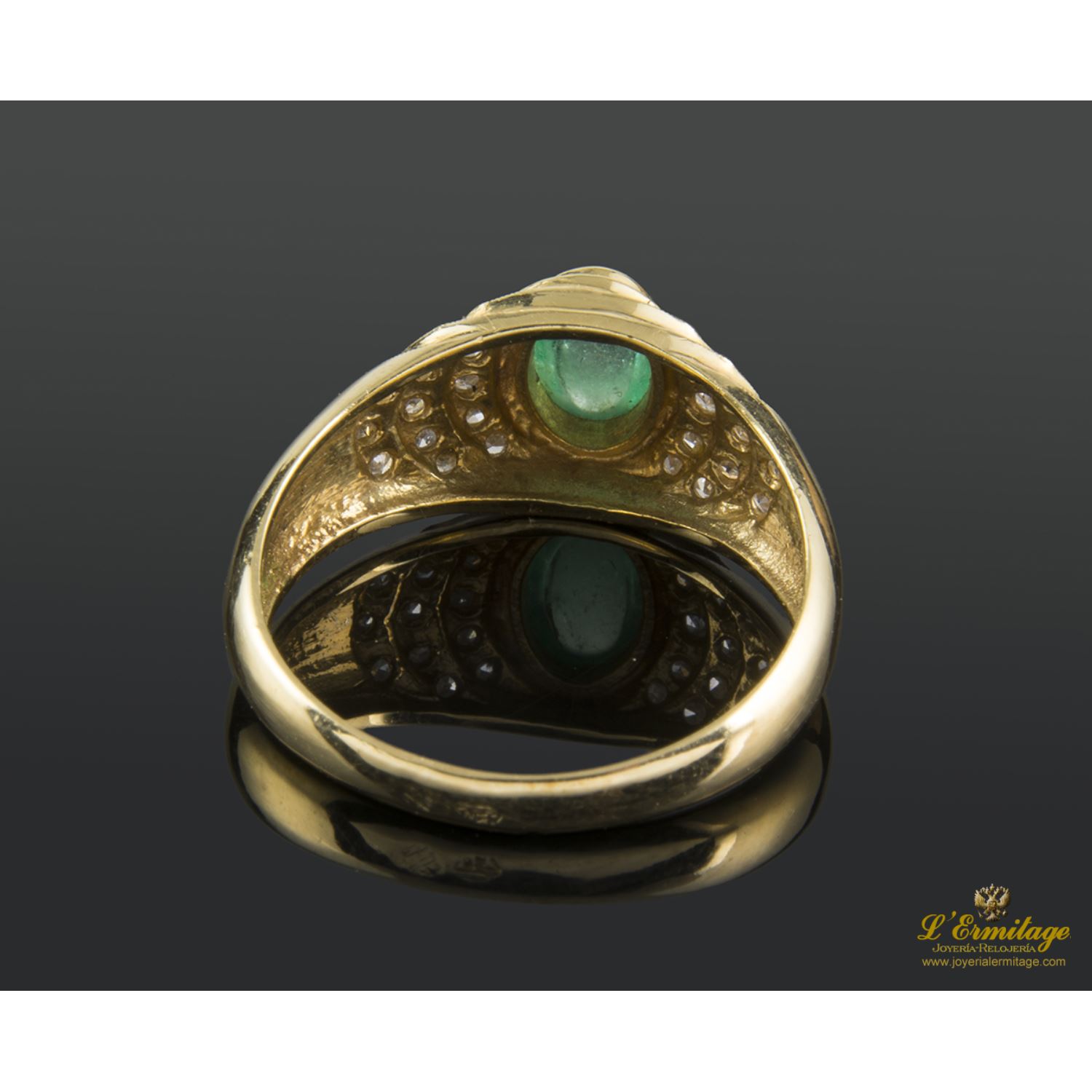 Sortija realizada en oro amarillo con una esmeralda y brillantes
