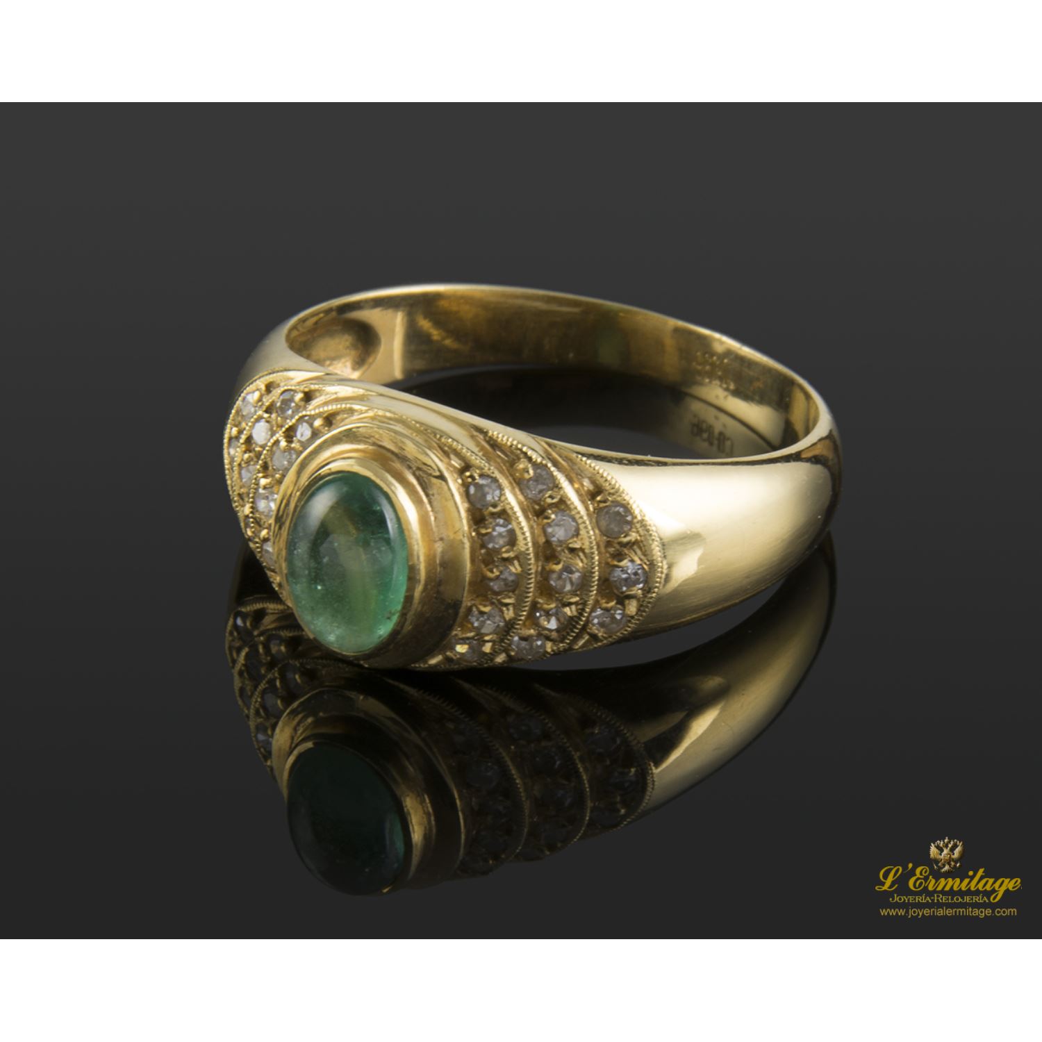 Sortija realizada en oro amarillo con una esmeralda y brillantes