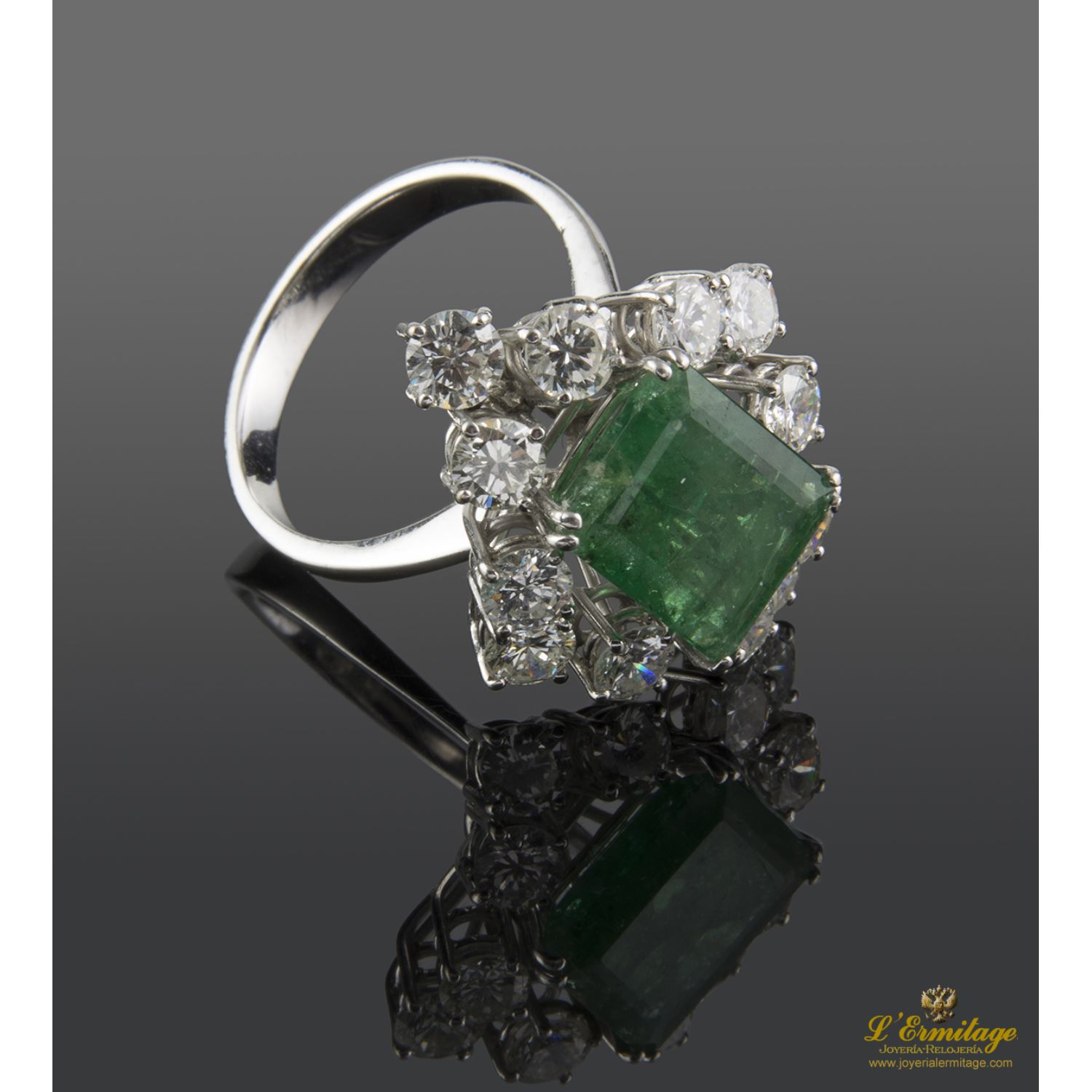 Sortija oro blanco esmeralda y diamantes