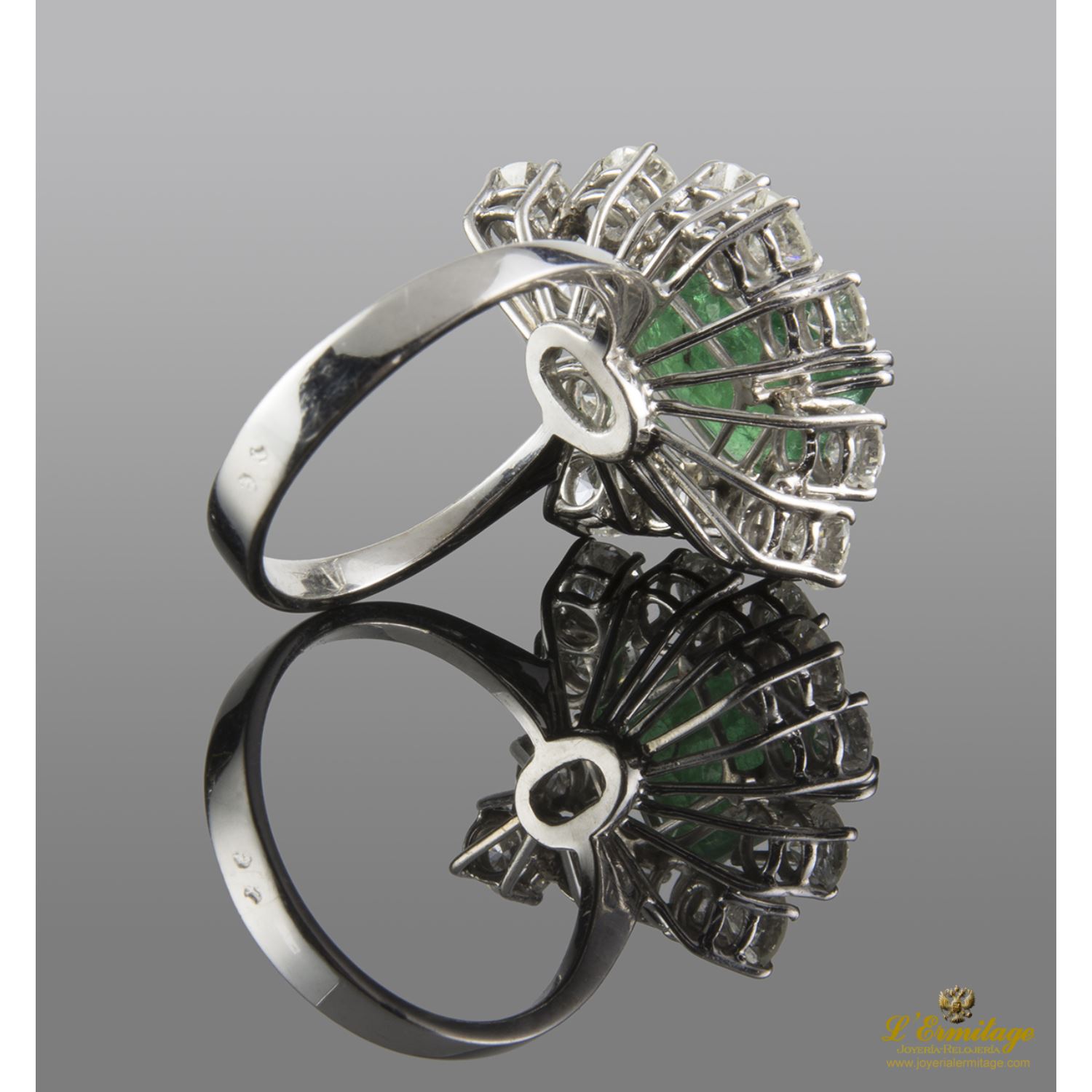 Sortija oro blanco esmeralda y diamantes