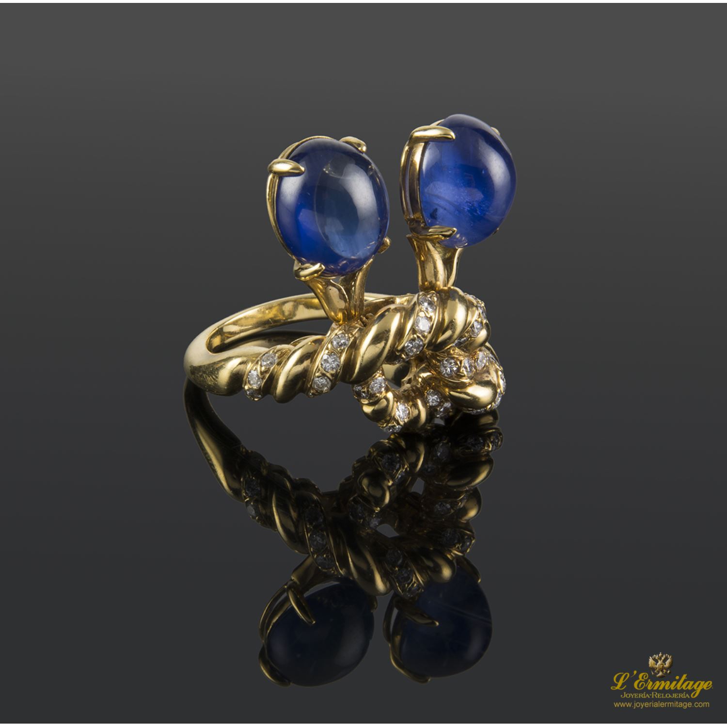 Sortija oro amarillo zafiros cabuchón y diamantes.