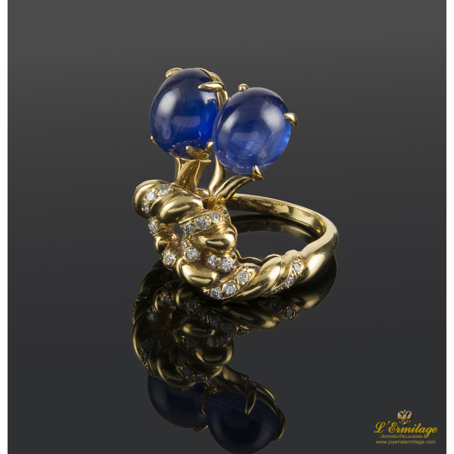 Sortija oro amarillo zafiros cabuchón y diamantes.
